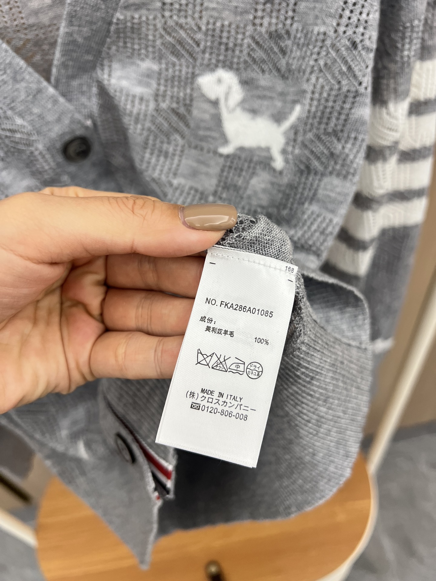 “New Packaging Original Women’s Suit with Light Knitting and Classic V-Shirt Design” - 图片 5
