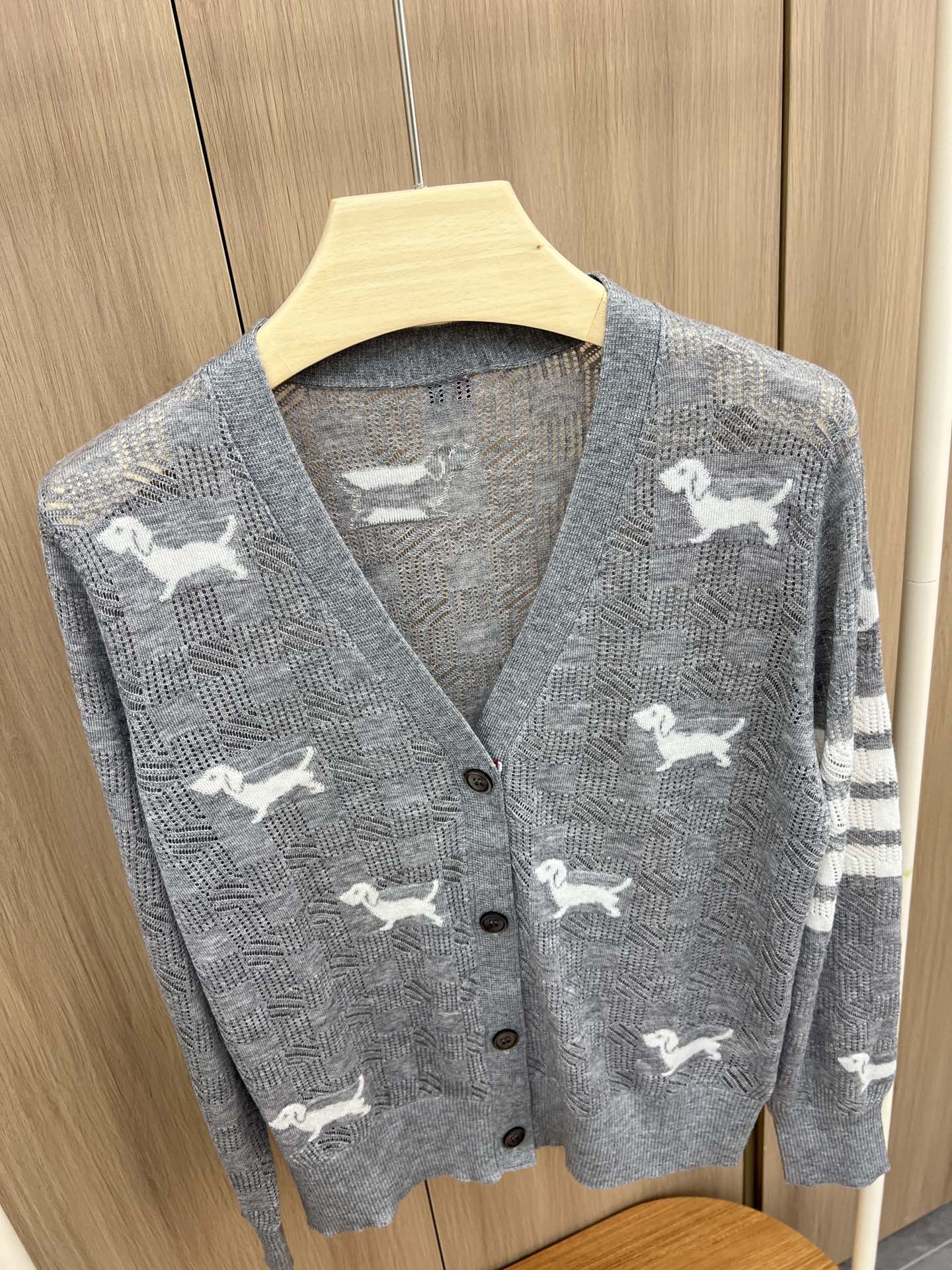 “New Packaging Original Women’s Suit with Light Knitting and Classic V-Shirt Design” - 图片 2
