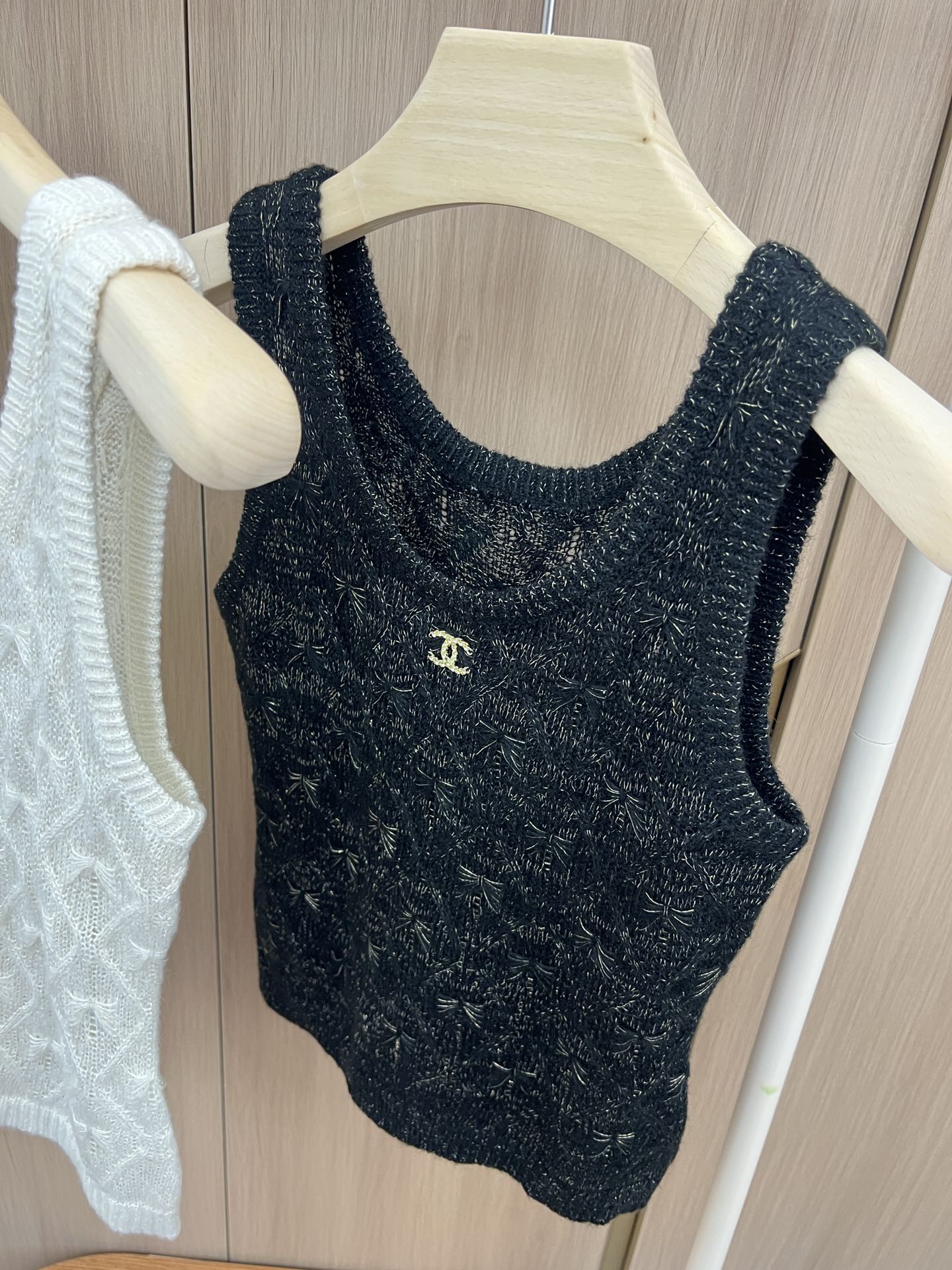 🛒新品上架‼️小香风早秋系列

超美的金线亮丝背心
软软糯糯的针织面料
立体水波纹图案
经典黑/白色系 