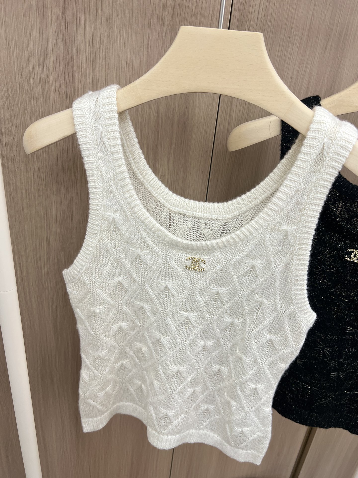 🛒新品上架‼️小香风早秋系列

超美的金线亮丝背心
软软糯糯的针织面料
立体水波纹图案
经典黑/白色系 