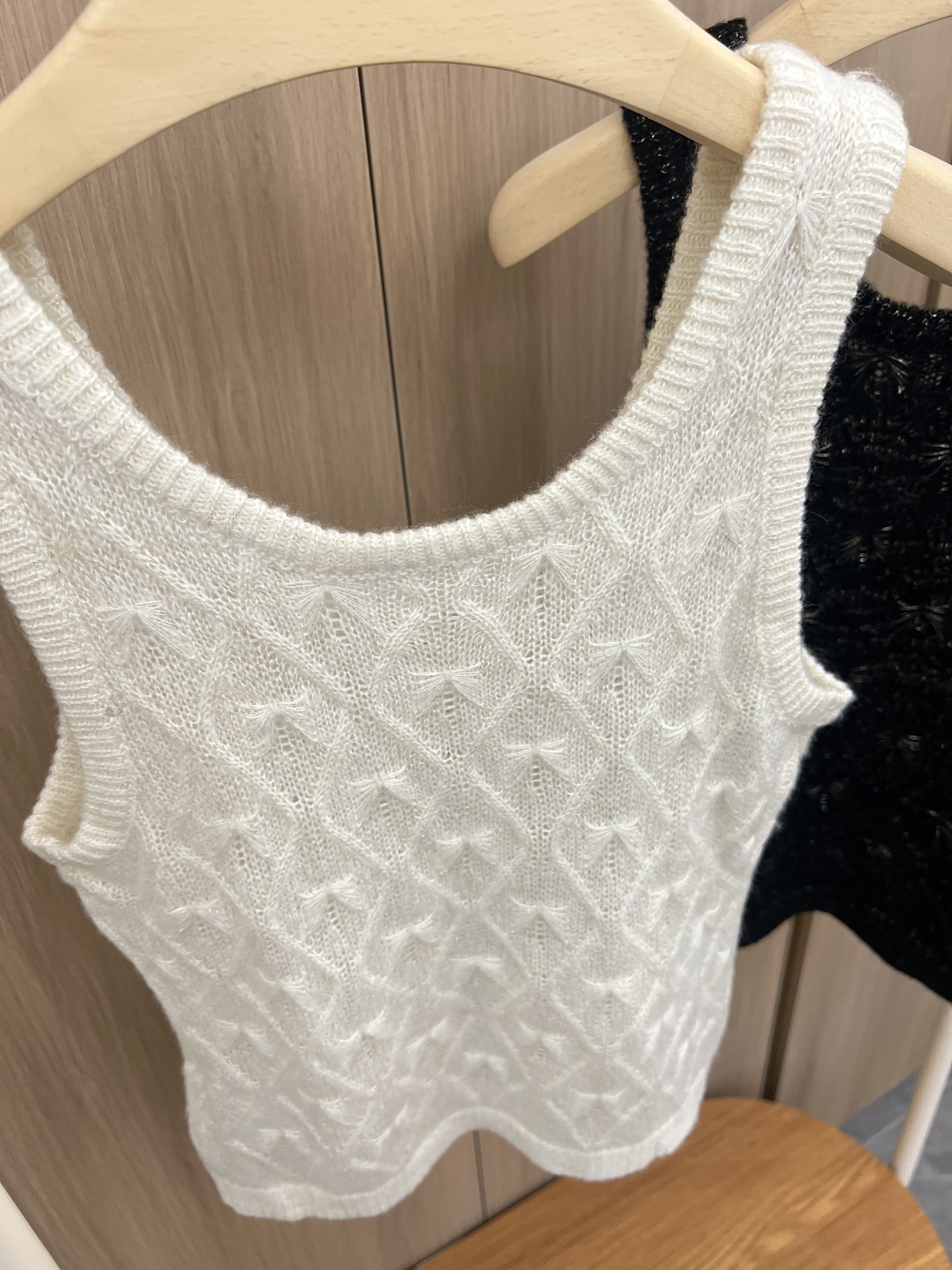 🛒新品上架‼️小香风早秋系列

超美的金线亮丝背心
软软糯糯的针织面料
立体水波纹图案
经典黑/白色系 