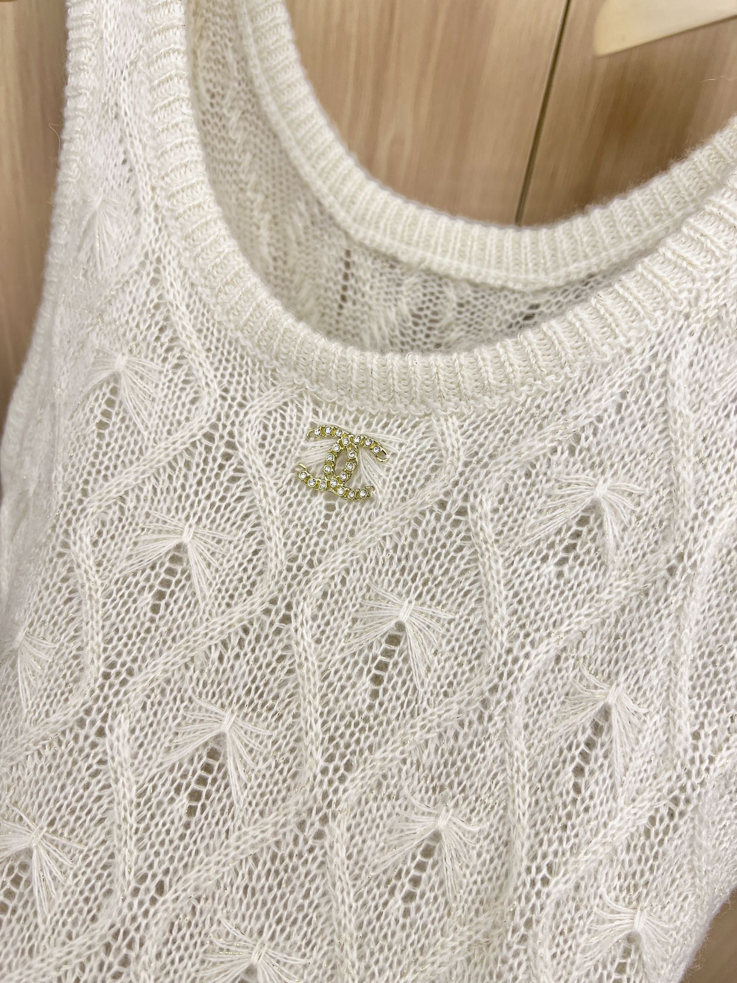 🛒新品上架‼️小香风早秋系列

超美的金线亮丝背心
软软糯糯的针织面料
立体水波纹图案
经典黑/白色系 