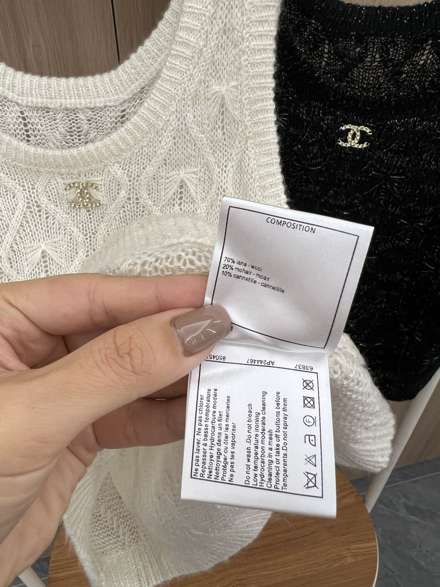 🛒新品上架‼️小香风早秋系列

超美的金线亮丝背心
软软糯糯的针织面料
立体水波纹图案
经典黑/白色系 