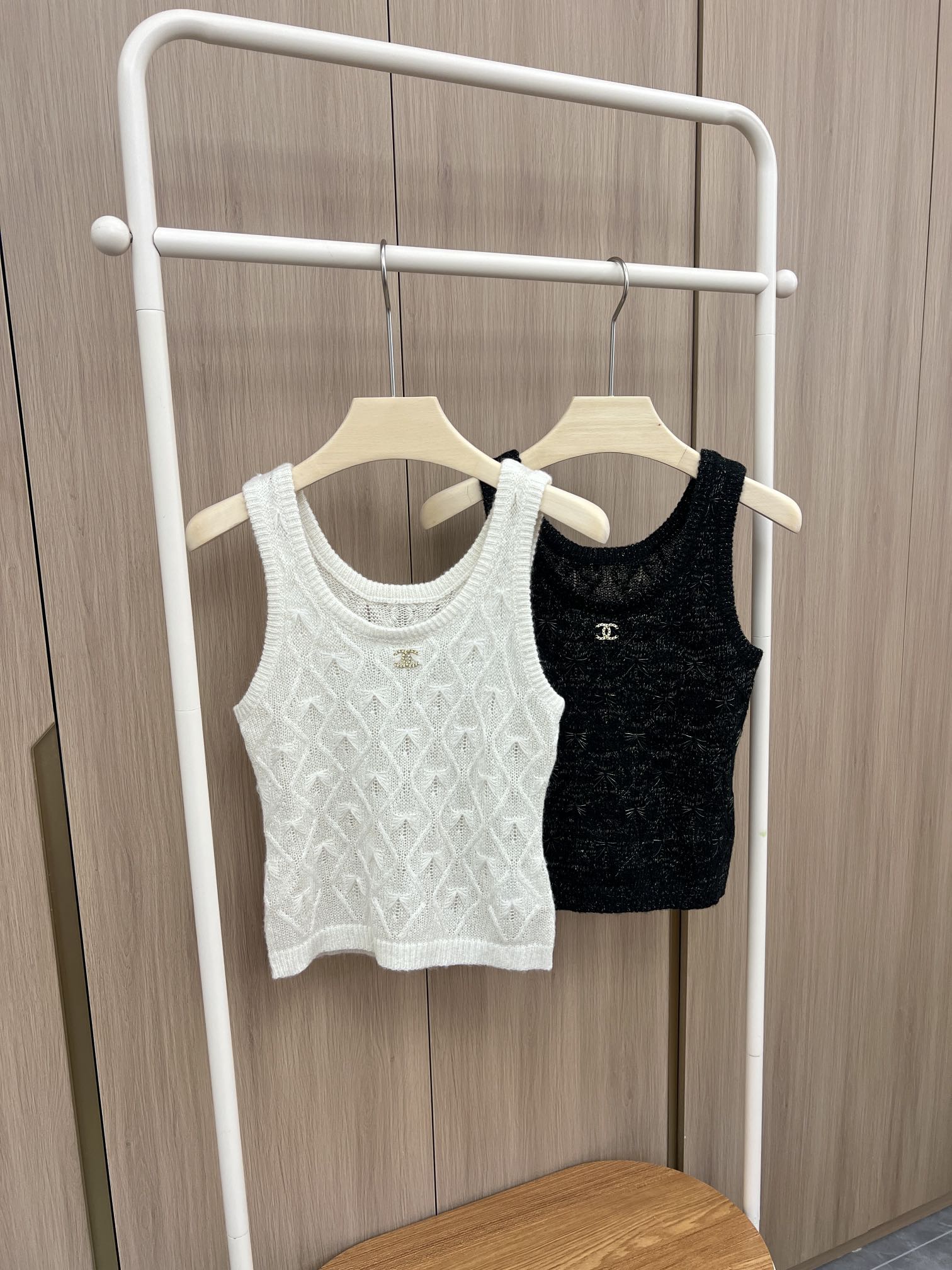 🛒新品上架‼️小香风早秋系列

超美的金线亮丝背心
软软糯糯的针织面料
立体水波纹图案
经典黑/白色系 