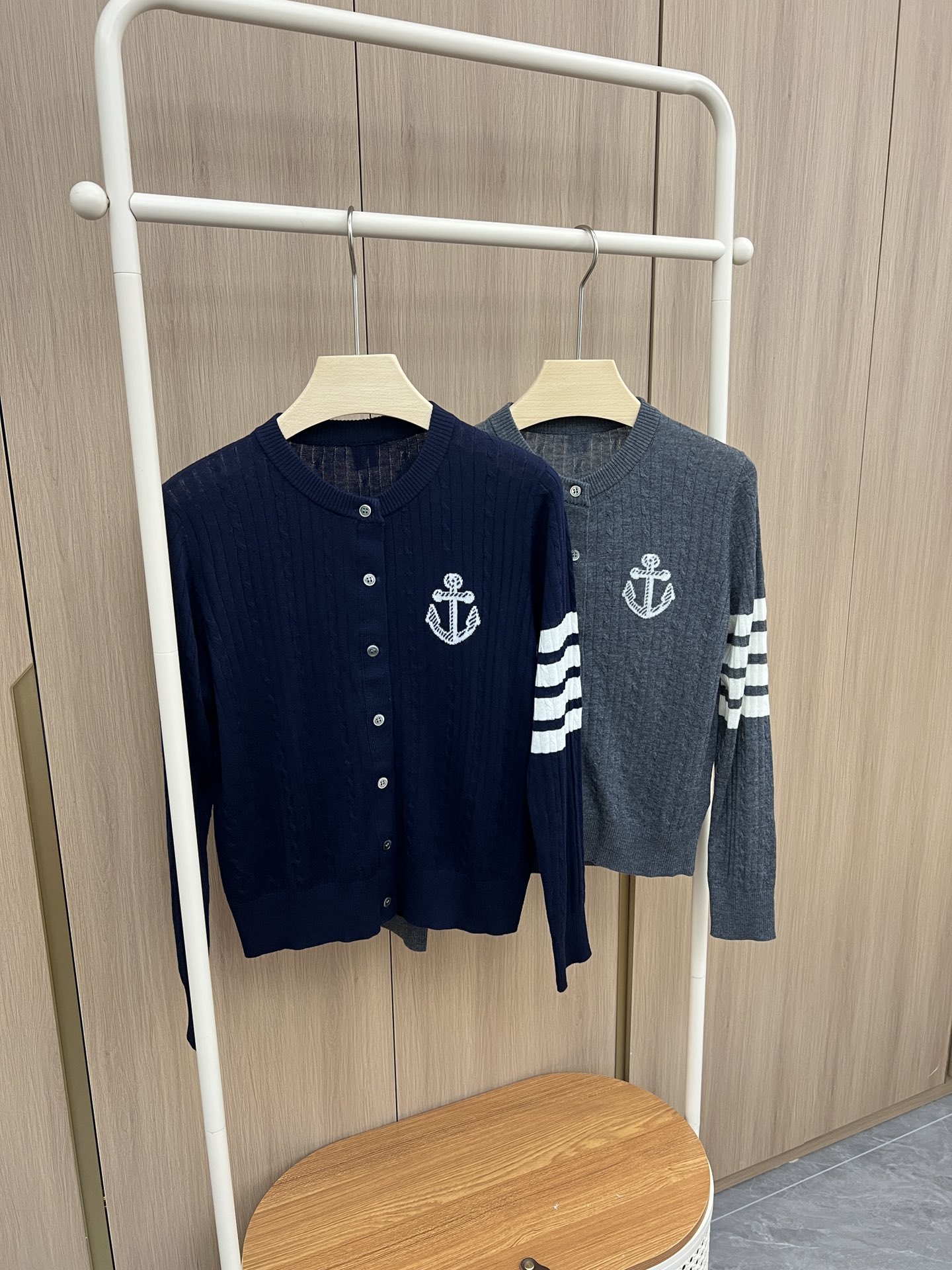 🛒新品上架‼️TB 早秋系列

海军风还是得看TB
也是经典的V领轻薄针织开衫
船锚⚓️设计和撞色条纹
