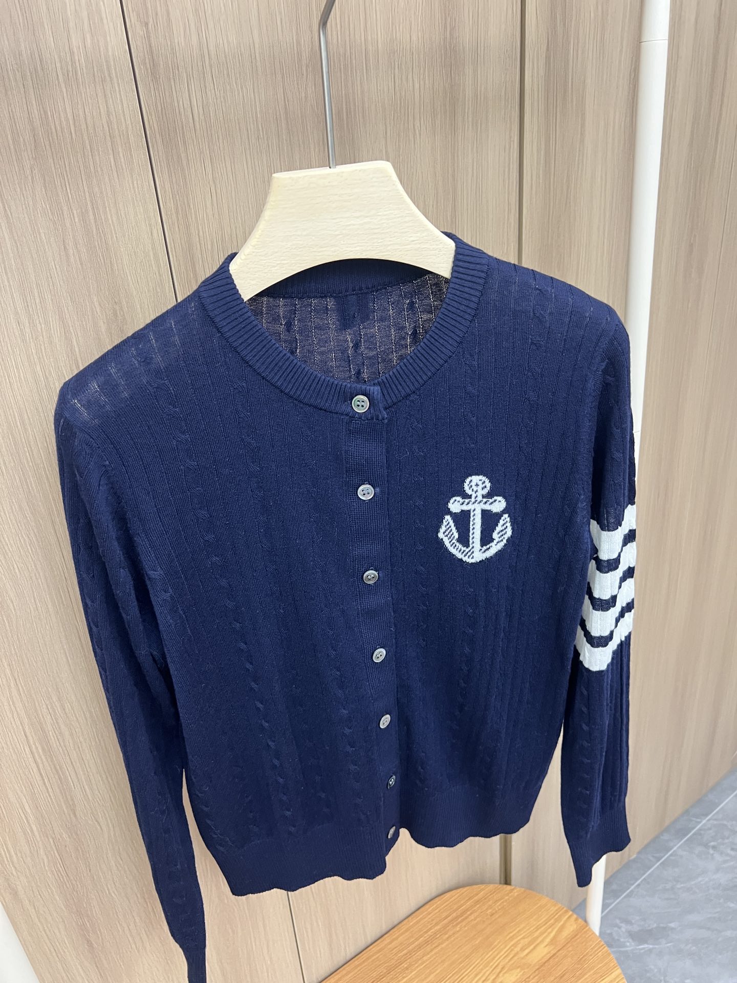 “Classic Navy Wind V-Neck T-Shirt with Seal Anchor Design and Colored Stripes” - 图片 2
