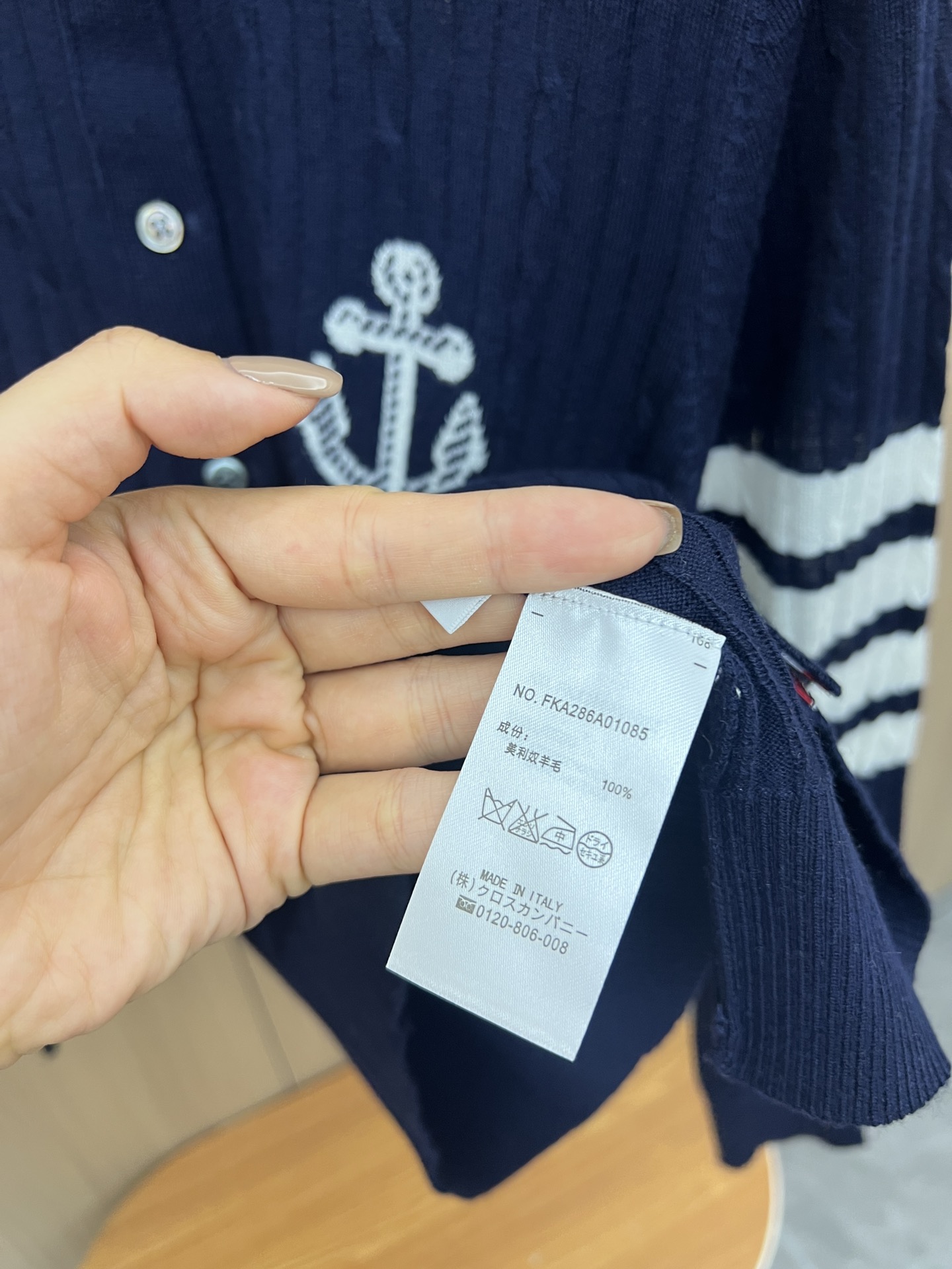 “Classic Navy Wind V-Neck T-Shirt with Seal Anchor Design and Colored Stripes” - 图片 5