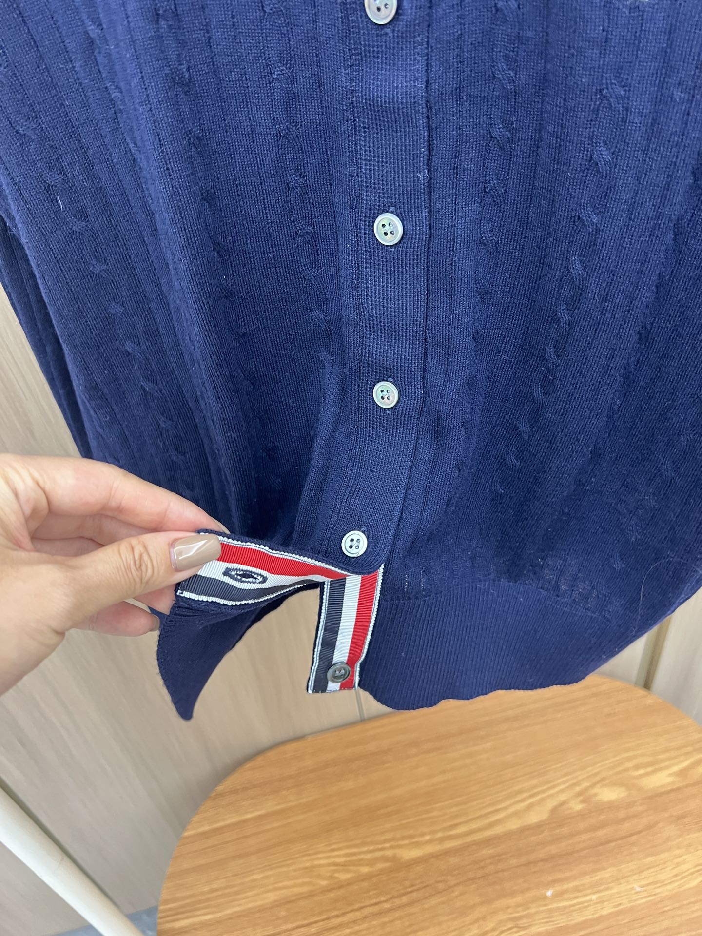 “Classic Navy Wind V-Neck T-Shirt with Seal Anchor Design and Colored Stripes” - 图片 6