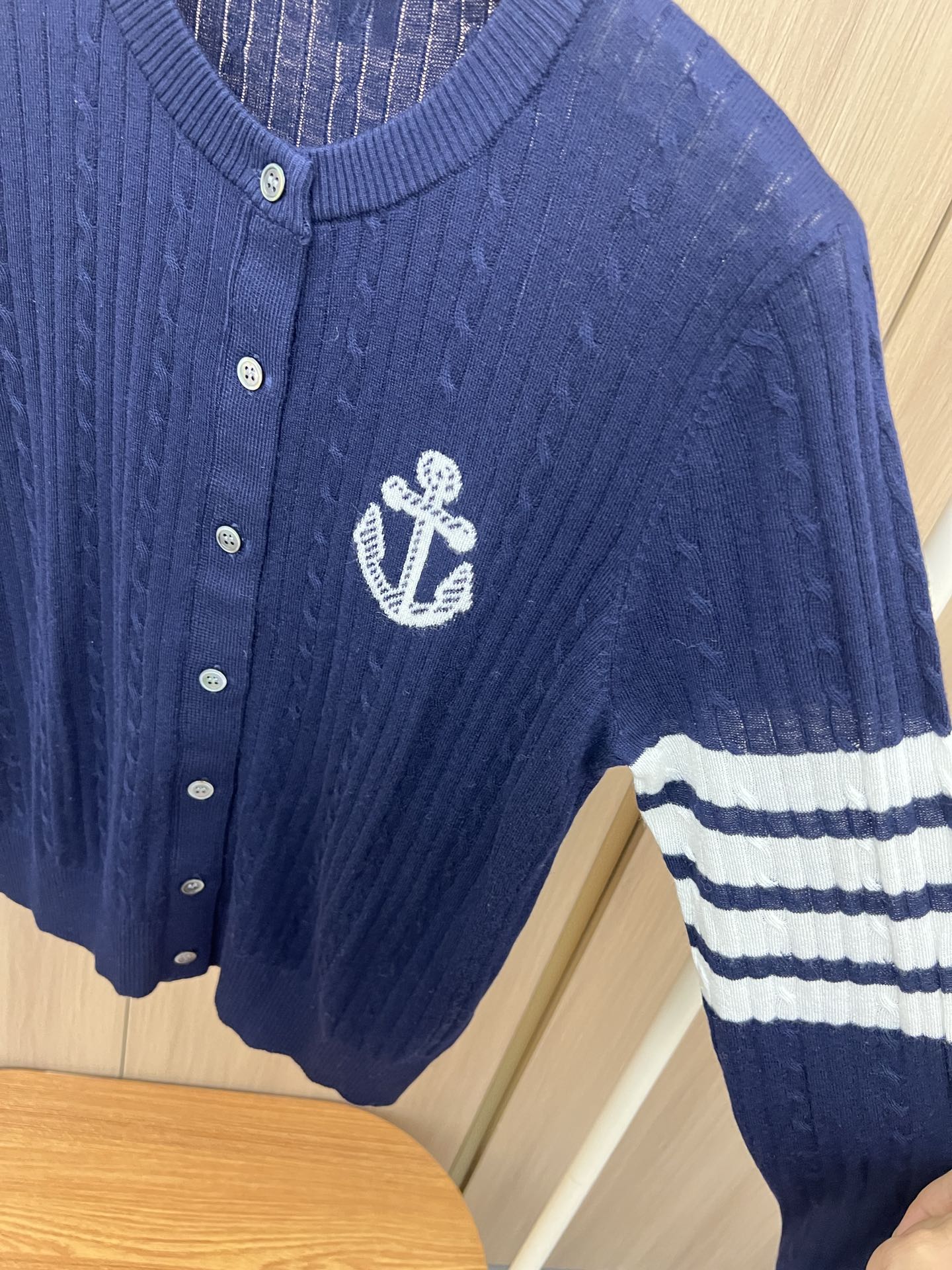 “Classic Navy Wind V-Neck T-Shirt with Seal Anchor Design and Colored Stripes” - 图片 4