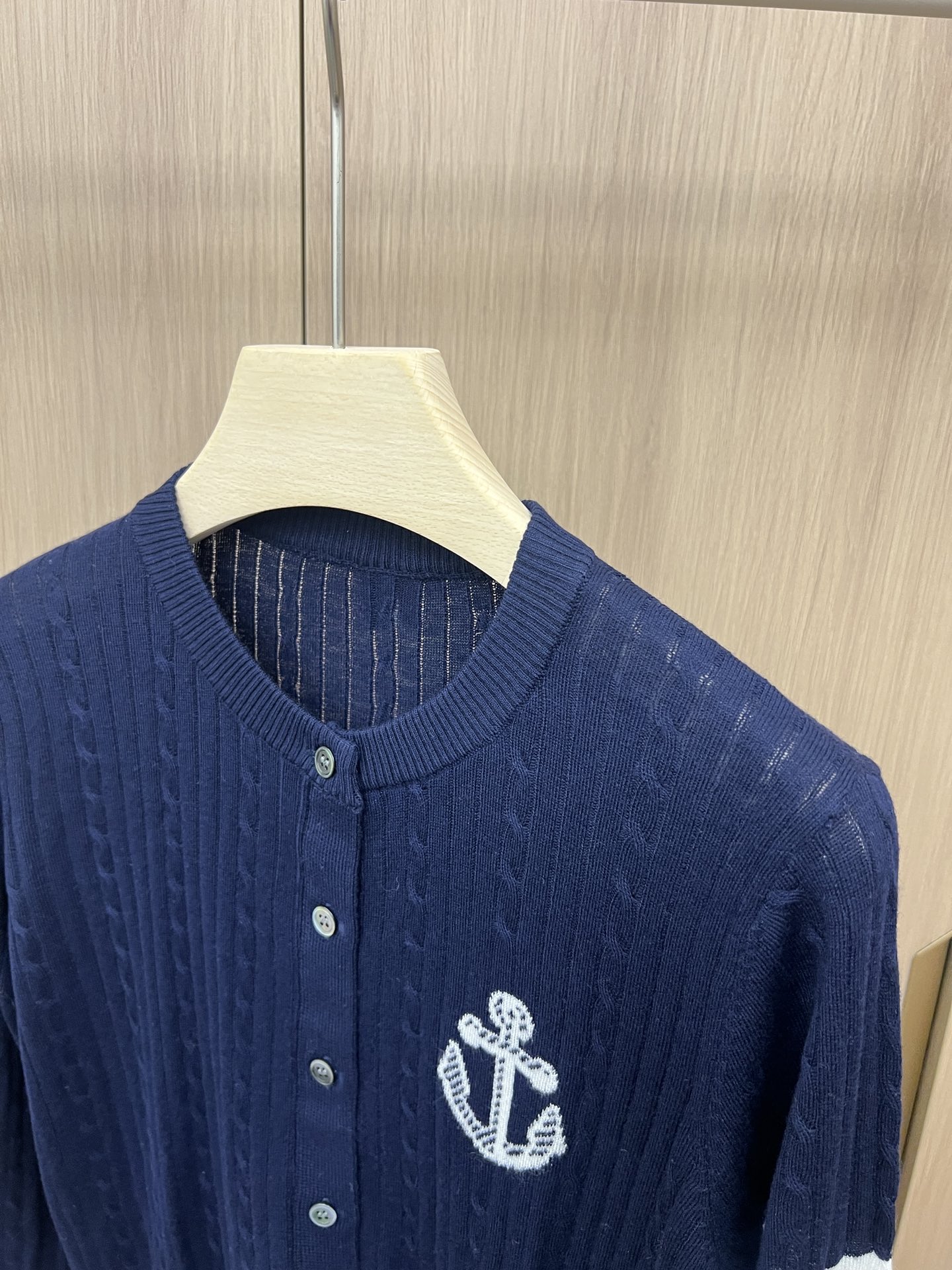 “Classic Navy Wind V-Neck T-Shirt with Seal Anchor Design and Colored Stripes” - 图片 3