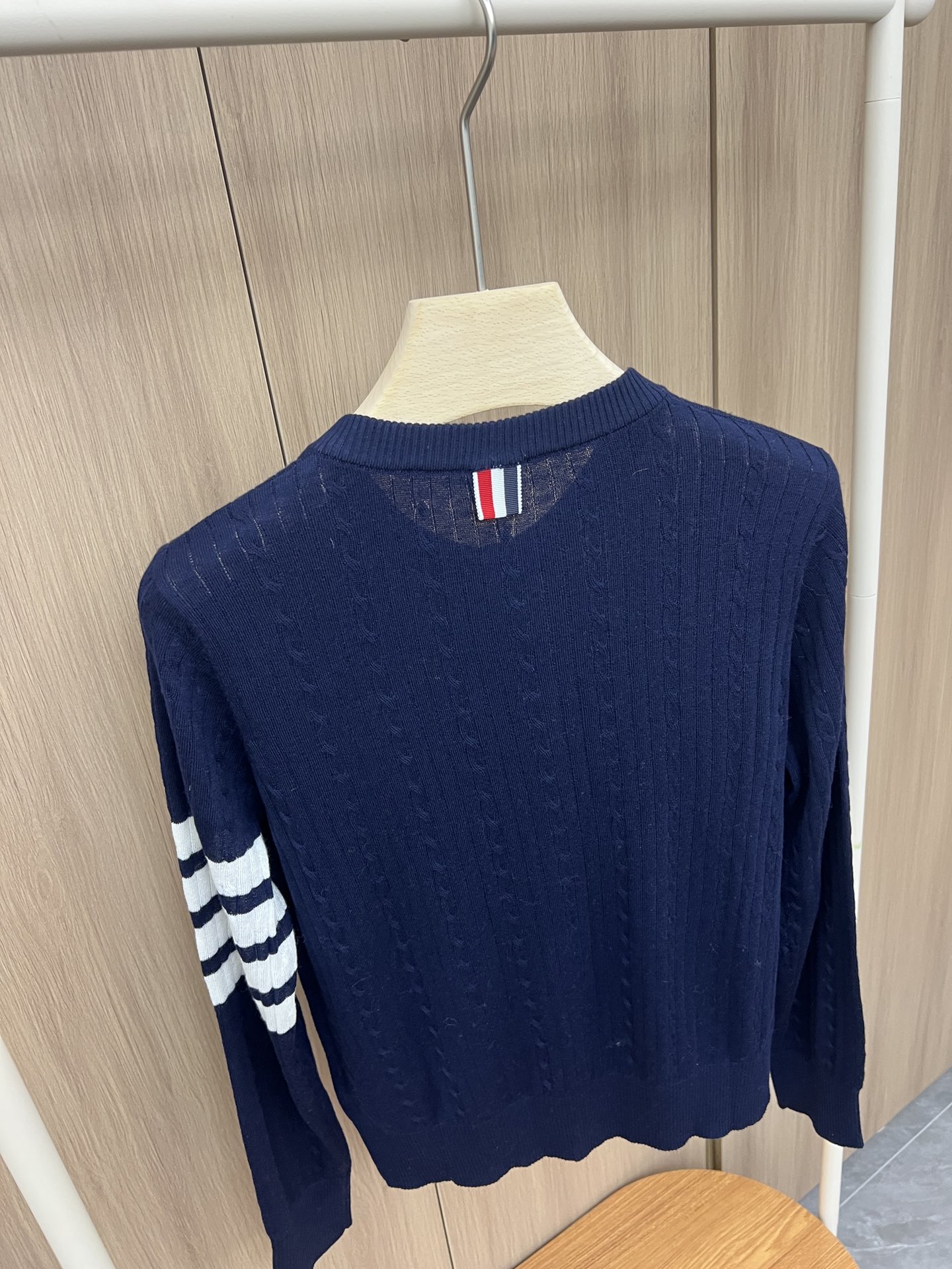 “Classic Navy Wind V-Neck T-Shirt with Seal Anchor Design and Colored Stripes” - 图片 8