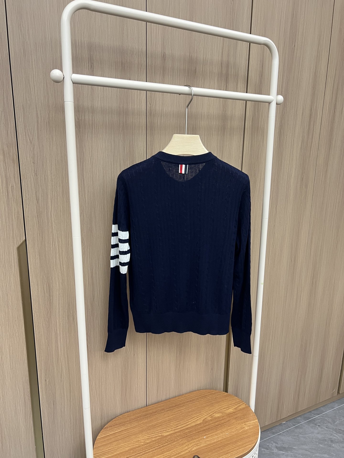 “Classic Navy Wind V-Neck T-Shirt with Seal Anchor Design and Colored Stripes” - 图片 7