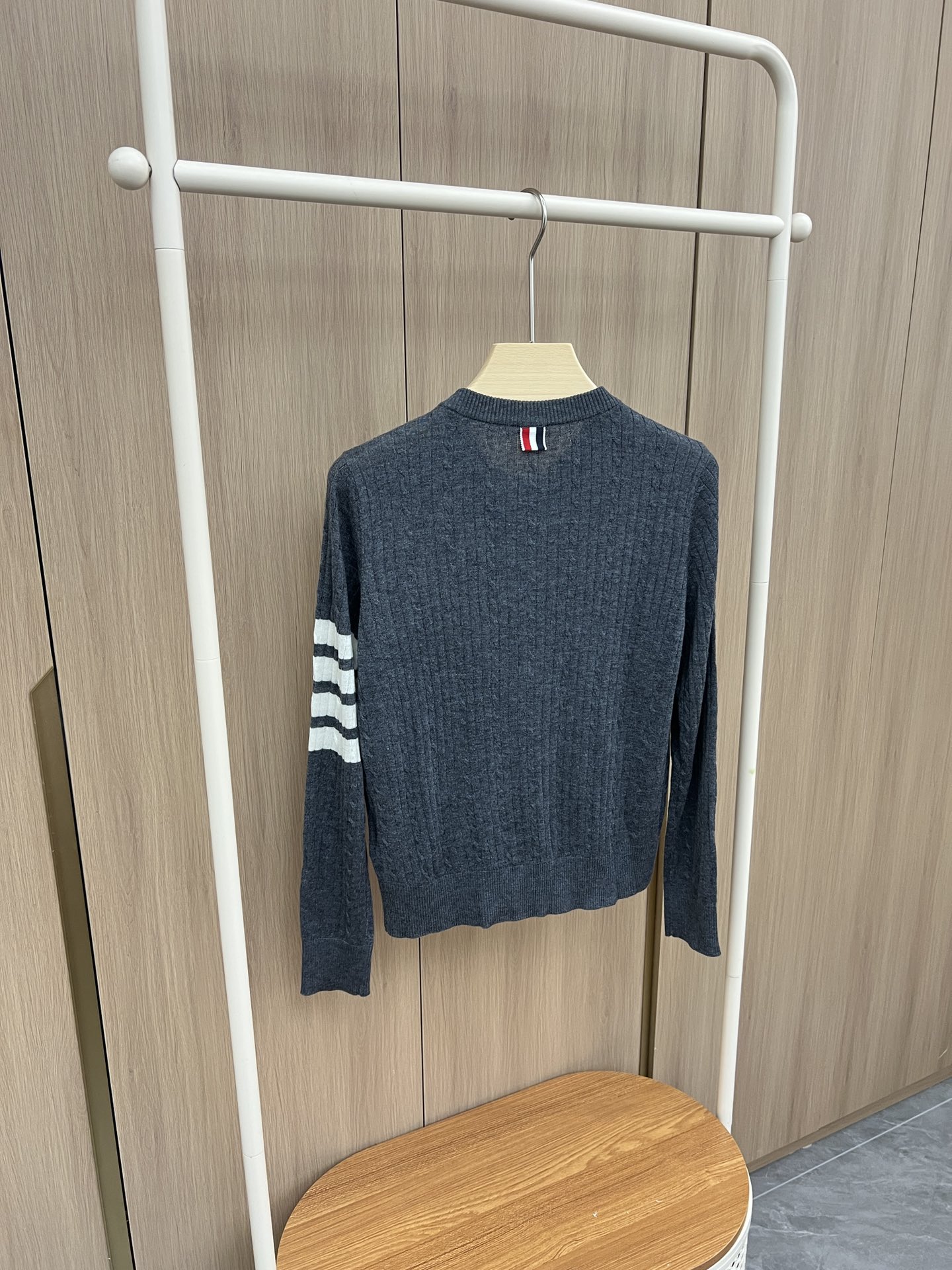 “Classic Navy Wind P552 Originals V-Neck Shirt with Seal Anchor Design and Colored Stripes” - 图片 7