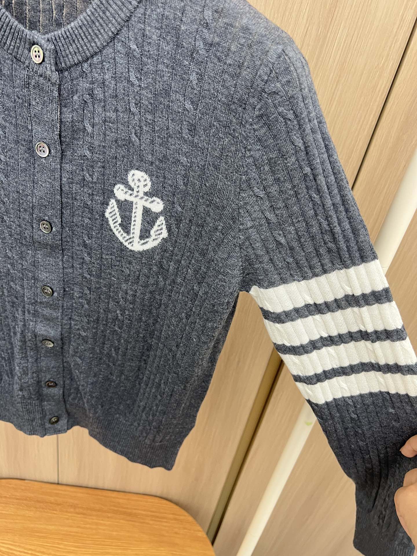 “Classic Navy Wind P552 Originals V-Neck Shirt with Seal Anchor Design and Colored Stripes” - 图片 4