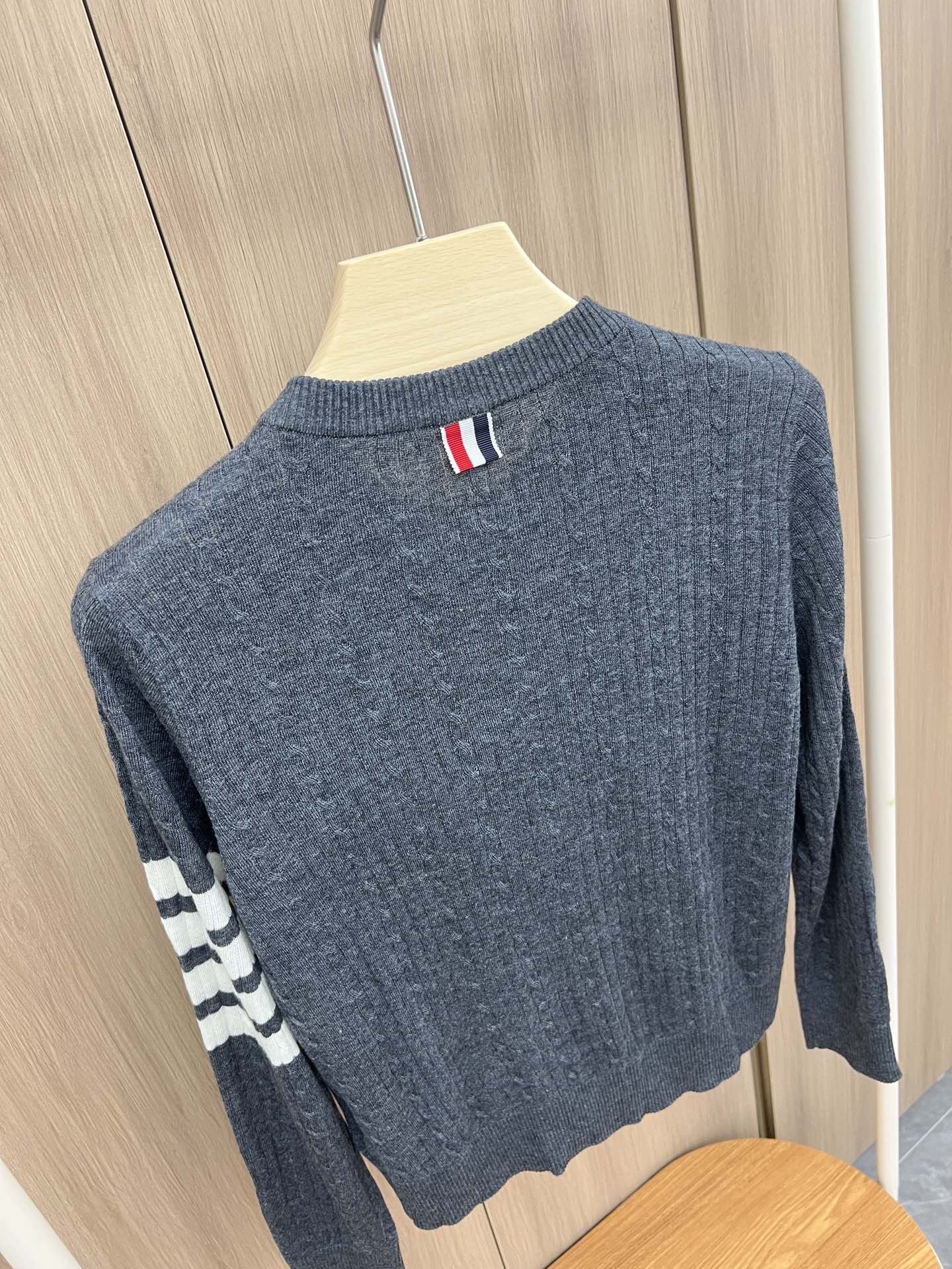 “Classic Navy Wind P552 Originals V-Neck Shirt with Seal Anchor Design and Colored Stripes” - 图片 8