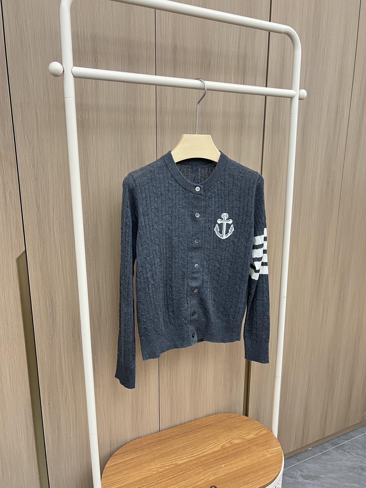 “Classic Navy Wind P552 Originals V-Neck Shirt with Seal Anchor Design and Colored Stripes”