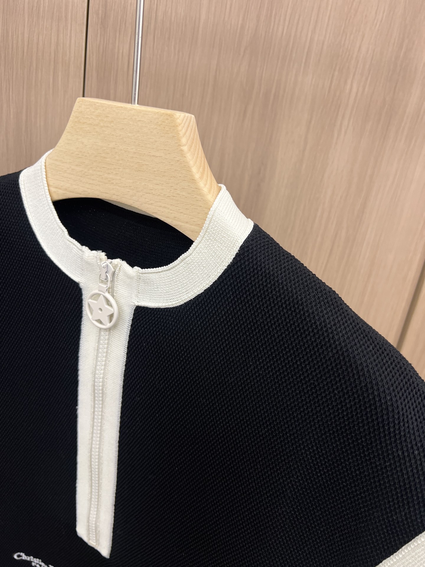 🛒新品上架‼️D家 早秋系列

很经典的科技针织系列
黑白撞色搭配
复古又时髦 直筒微收腰款式
完美包容