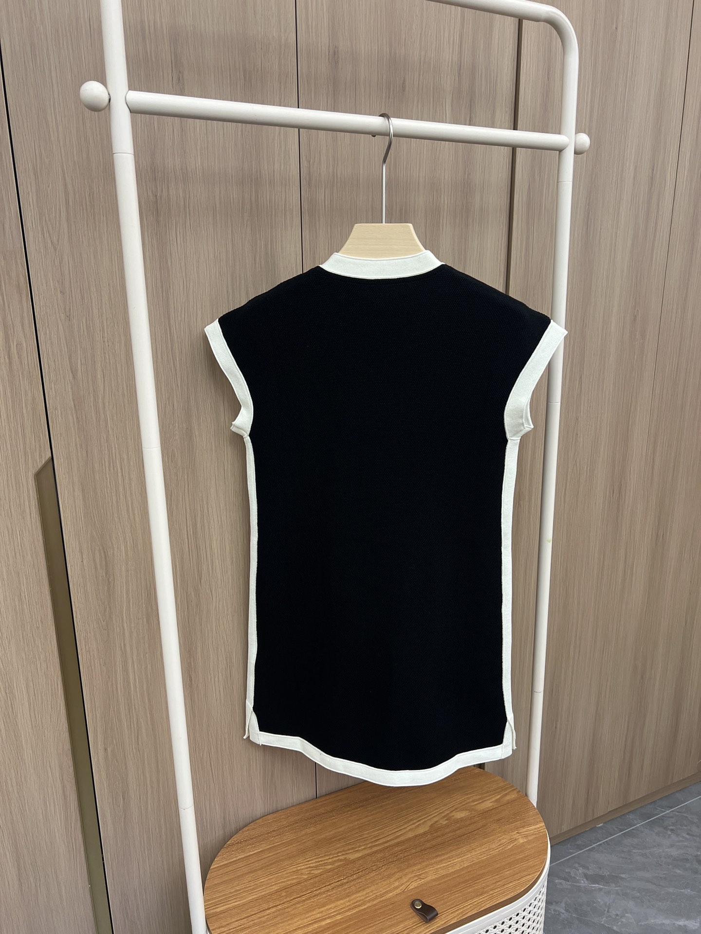 🛒新品上架‼️D家 早秋系列

很经典的科技针织系列
黑白撞色搭配
复古又时髦 直筒微收腰款式
完美包容