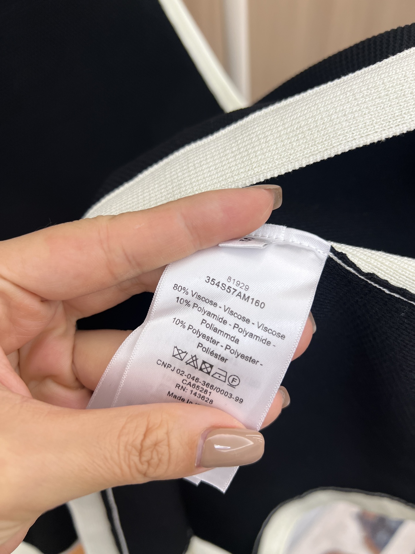 🛒新品上架‼️D家 早秋系列

很经典的科技针织系列
黑白撞色搭配
复古又时髦 直筒微收腰款式
完美包容