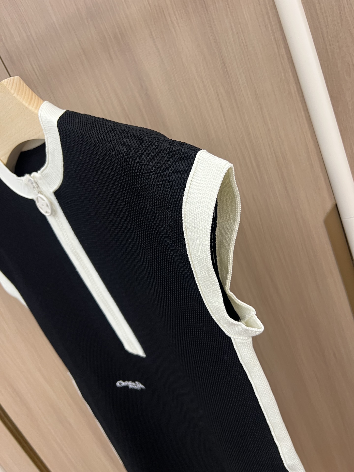 🛒新品上架‼️D家 早秋系列

很经典的科技针织系列
黑白撞色搭配
复古又时髦 直筒微收腰款式
完美包容