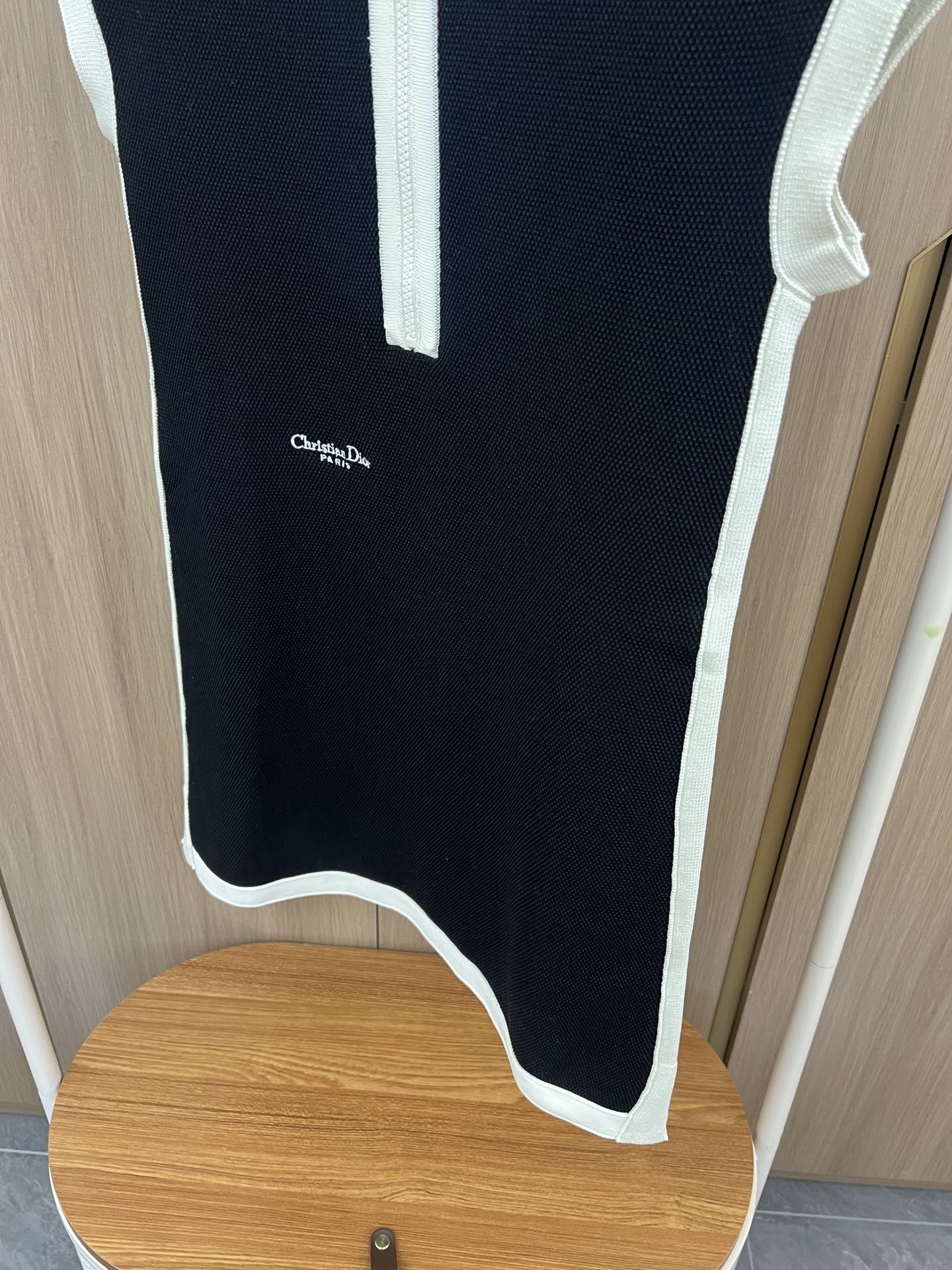 🛒新品上架‼️D家 早秋系列

很经典的科技针织系列
黑白撞色搭配
复古又时髦 直筒微收腰款式
完美包容