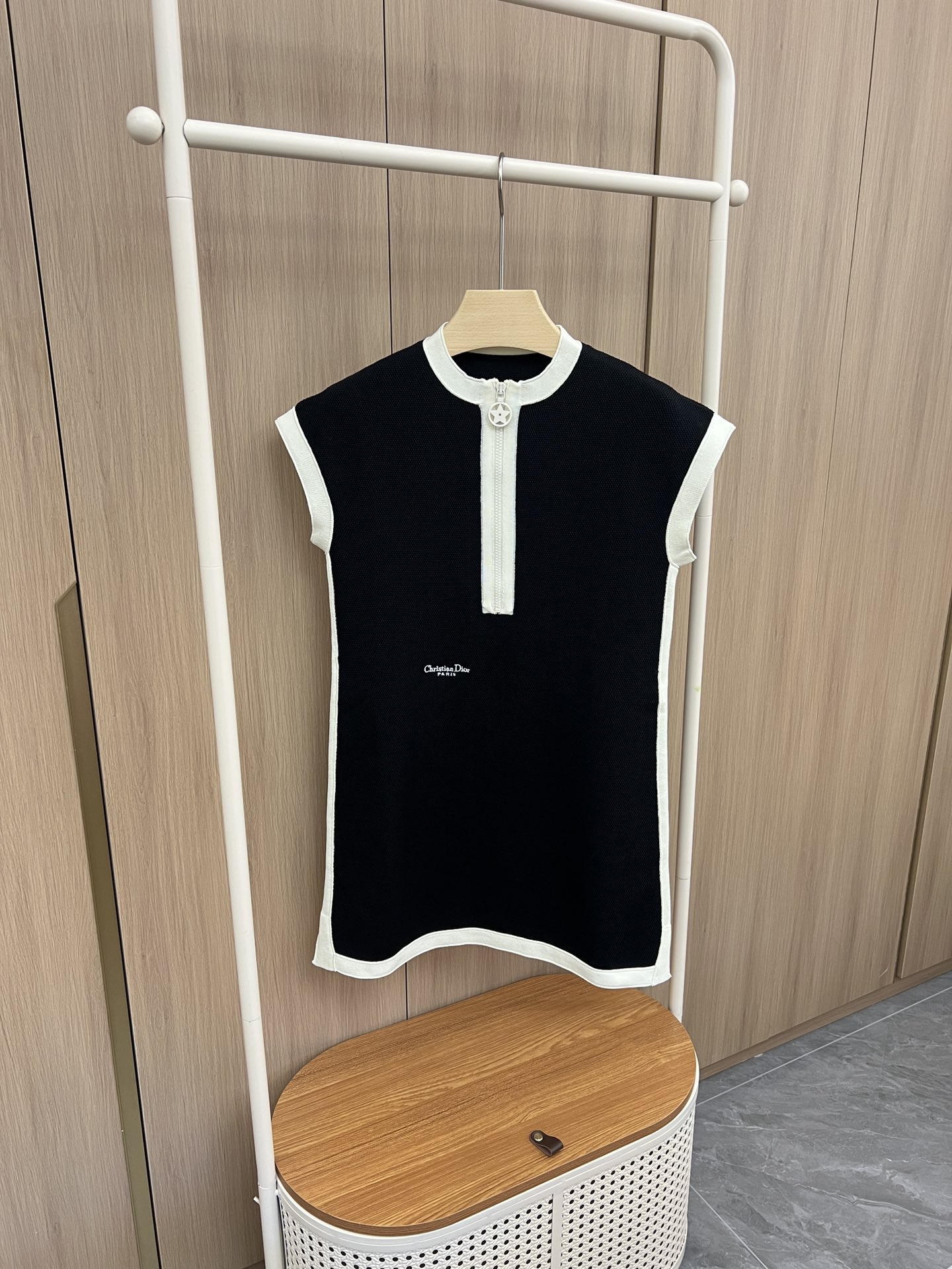 🛒新品上架‼️D家 早秋系列

很经典的科技针织系列
黑白撞色搭配
复古又时髦 直筒微收腰款式
完美包容