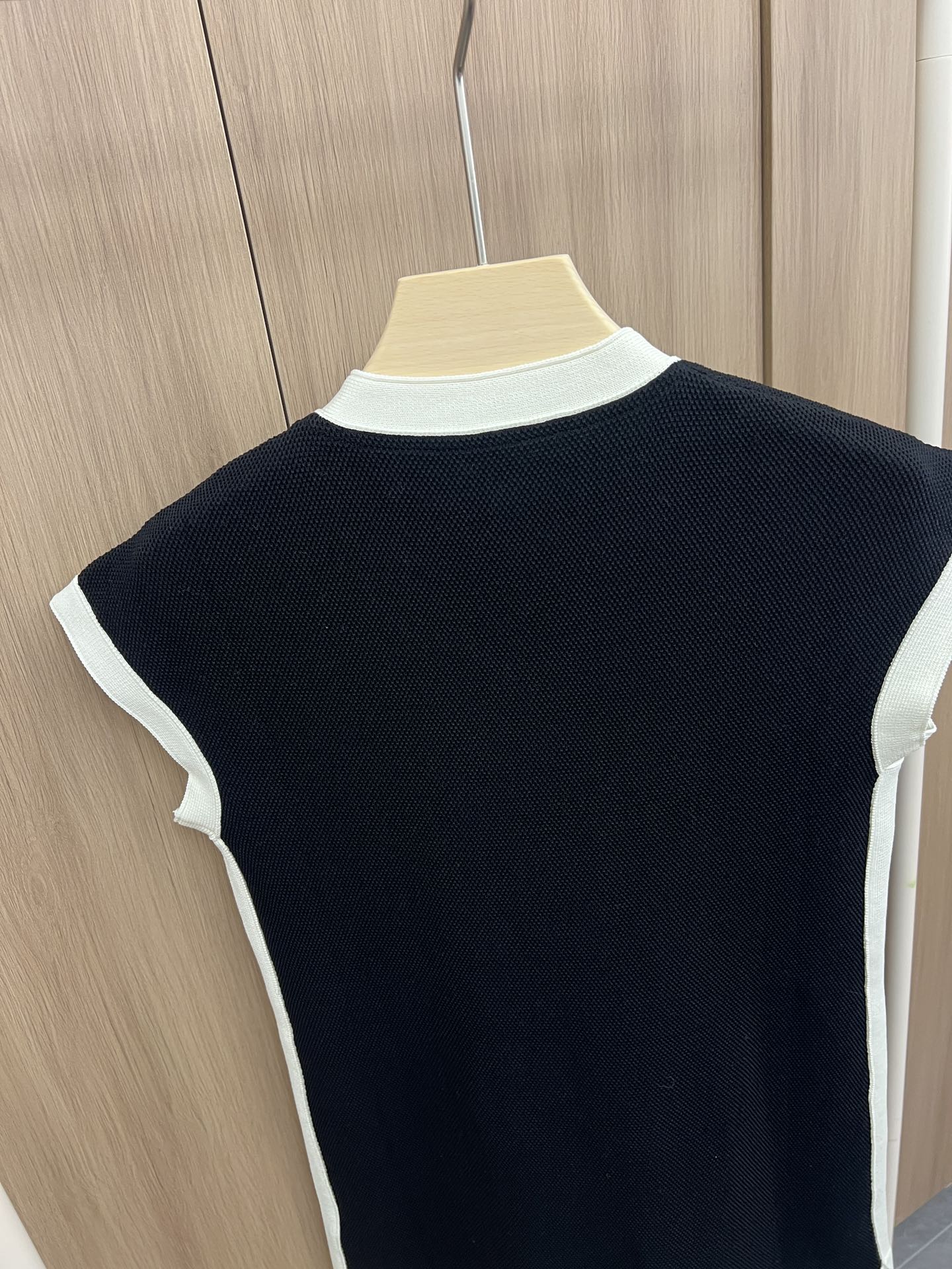 🛒新品上架‼️D家 早秋系列

很经典的科技针织系列
黑白撞色搭配
复古又时髦 直筒微收腰款式
完美包容