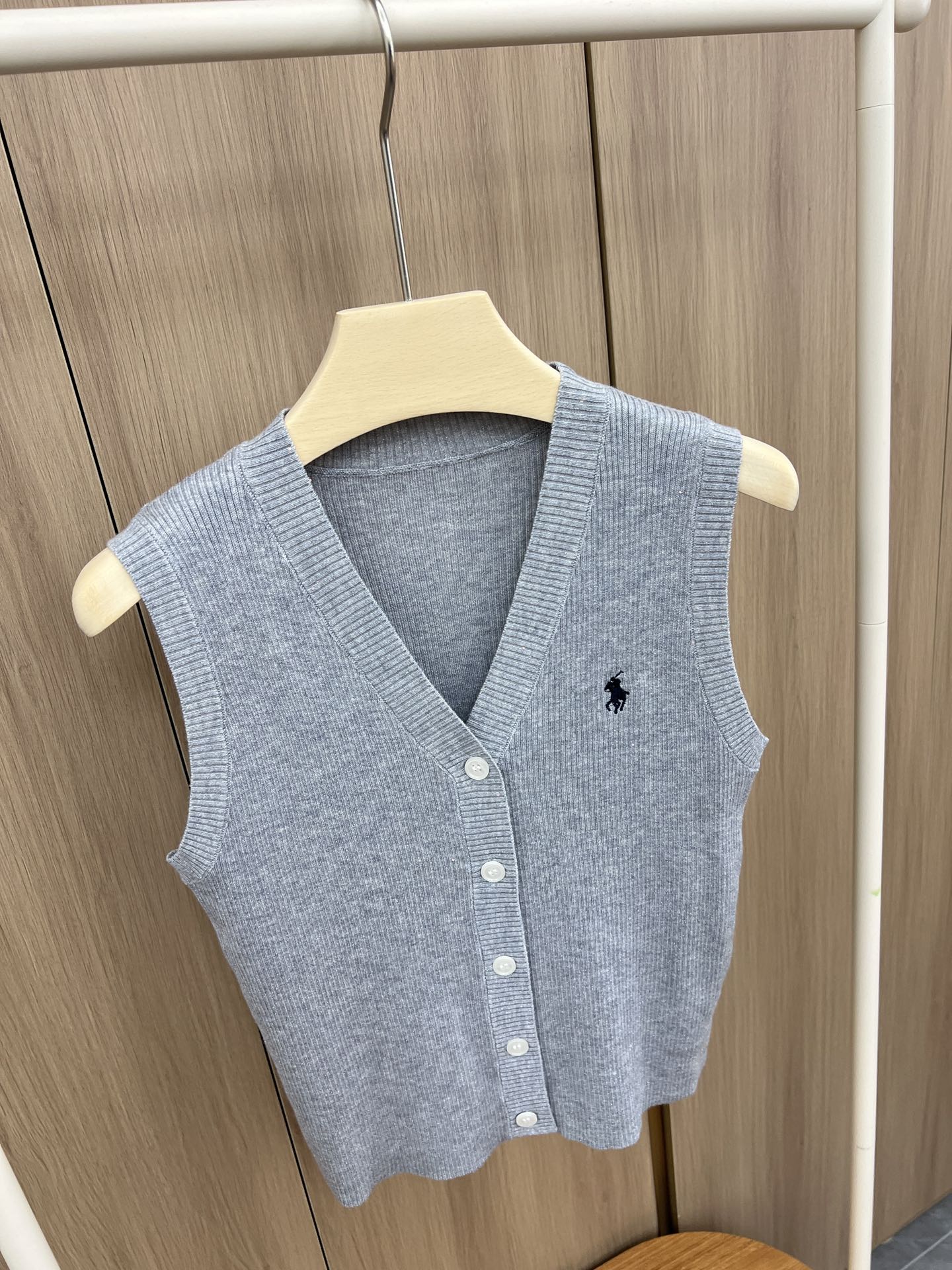 Title: P504 Single-Size Female Vest and Shirt in Pure Color Tone with Light Knitted Fabric, Advanced 4 Color Details. - 图片 2