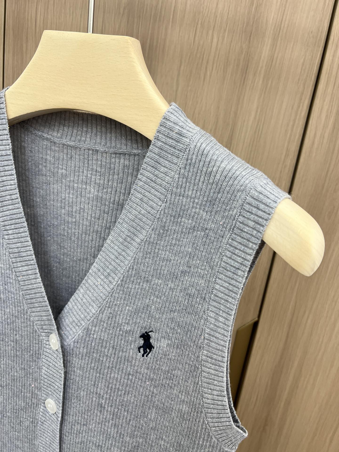 Title: P504 Single-Size Female Vest and Shirt in Pure Color Tone with Light Knitted Fabric, Advanced 4 Color Details. - 图片 3