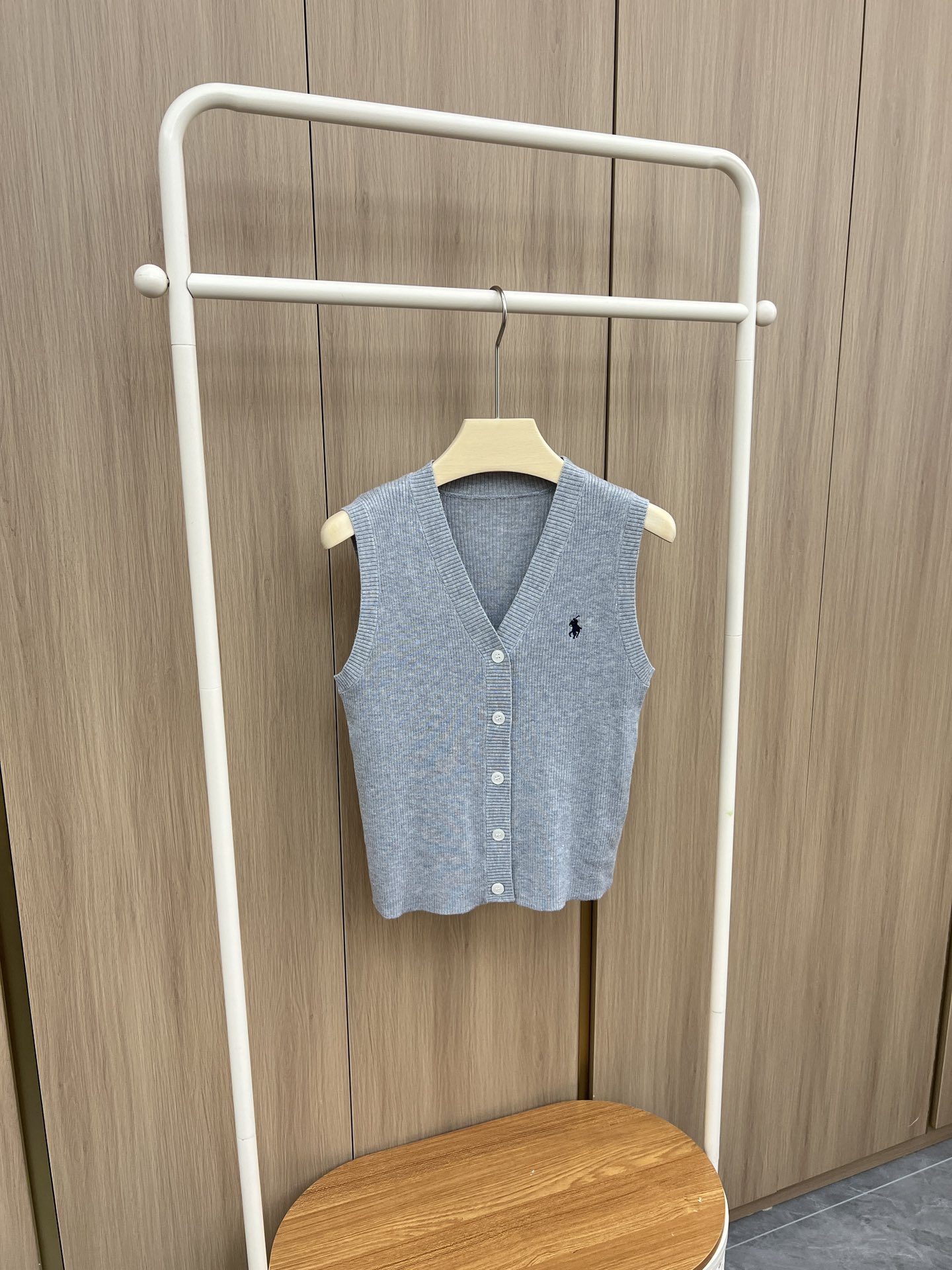Title: P504 Single-Size Female Vest and Shirt in Pure Color Tone with Light Knitted Fabric, Advanced 4 Color Details.