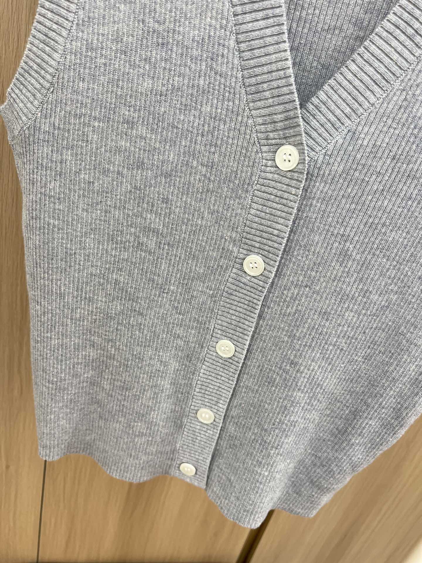 Title: P504 Single-Size Female Vest and Shirt in Pure Color Tone with Light Knitted Fabric, Advanced 4 Color Details. - 图片 4