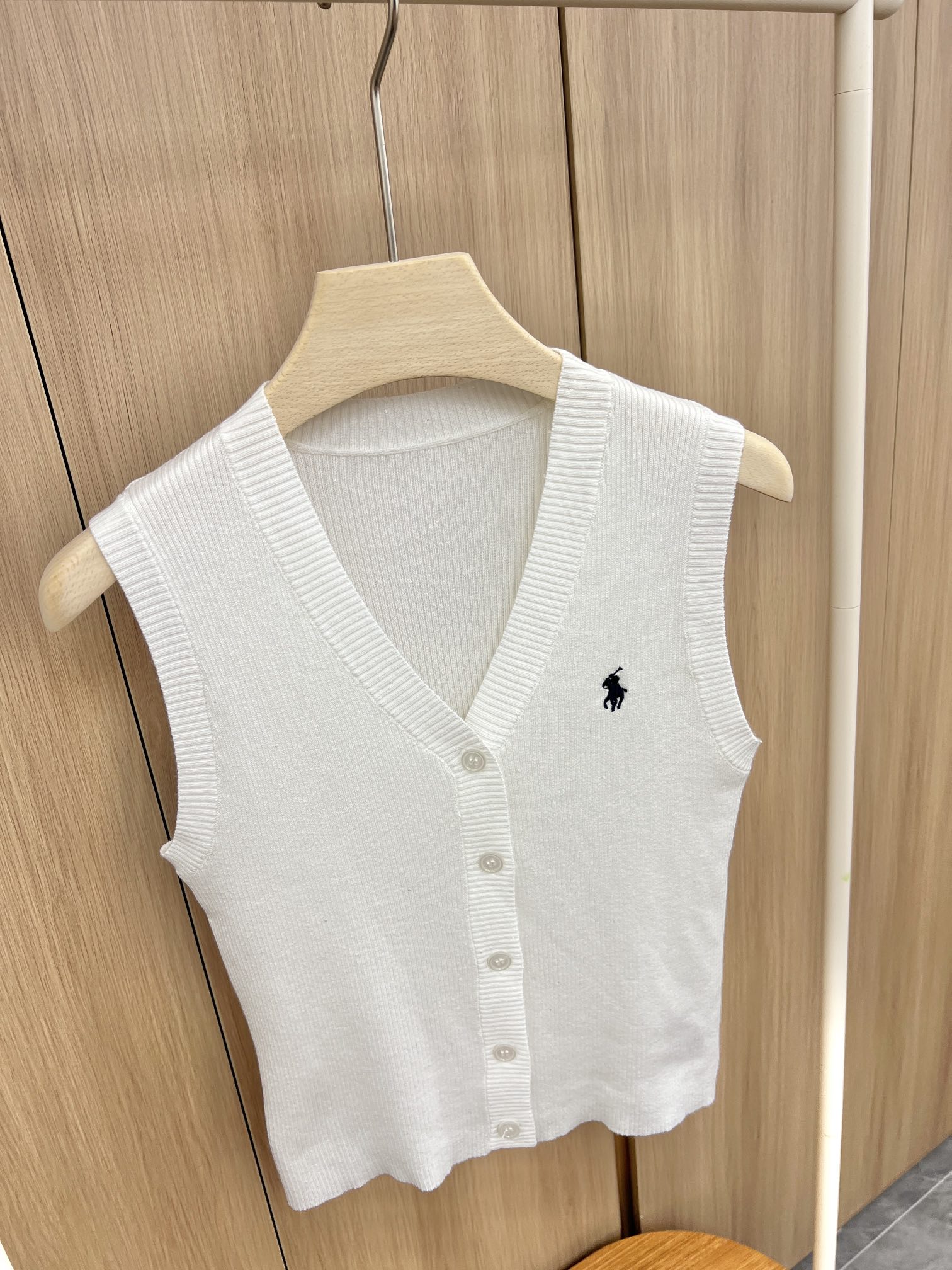 “Female Single-Size Vest and Shirt in Pure Color Tone with Light Knitted Fabric – Product Details” - 图片 2