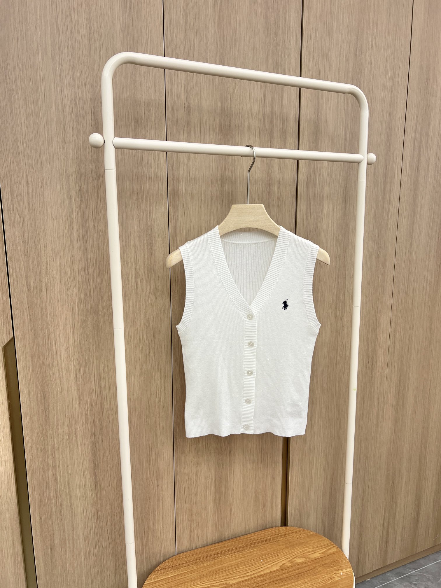 “Female Single-Size Vest and Shirt in Pure Color Tone with Light Knitted Fabric – Product Details” - 图片 1