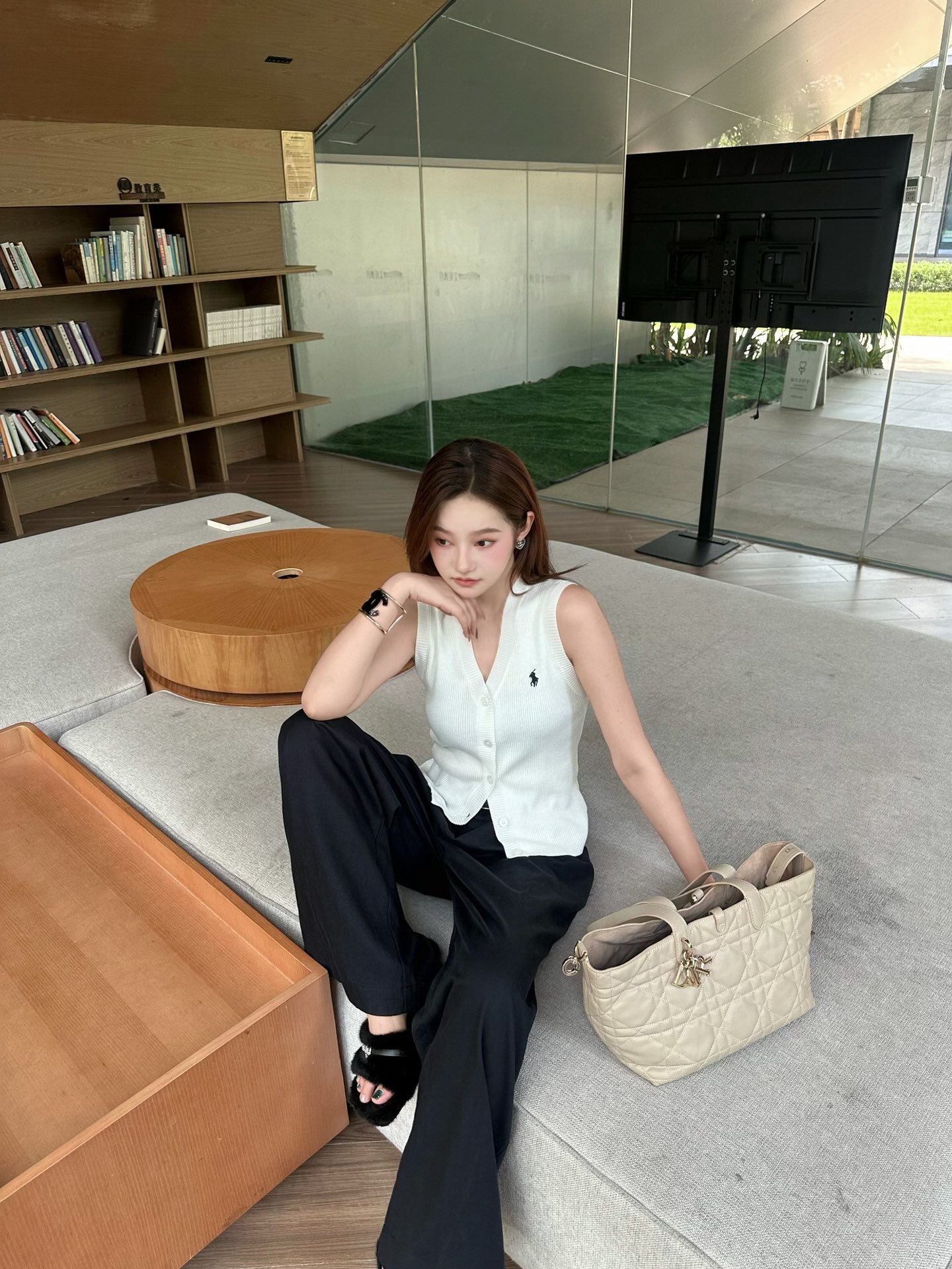 white vest ootd - 图片 7