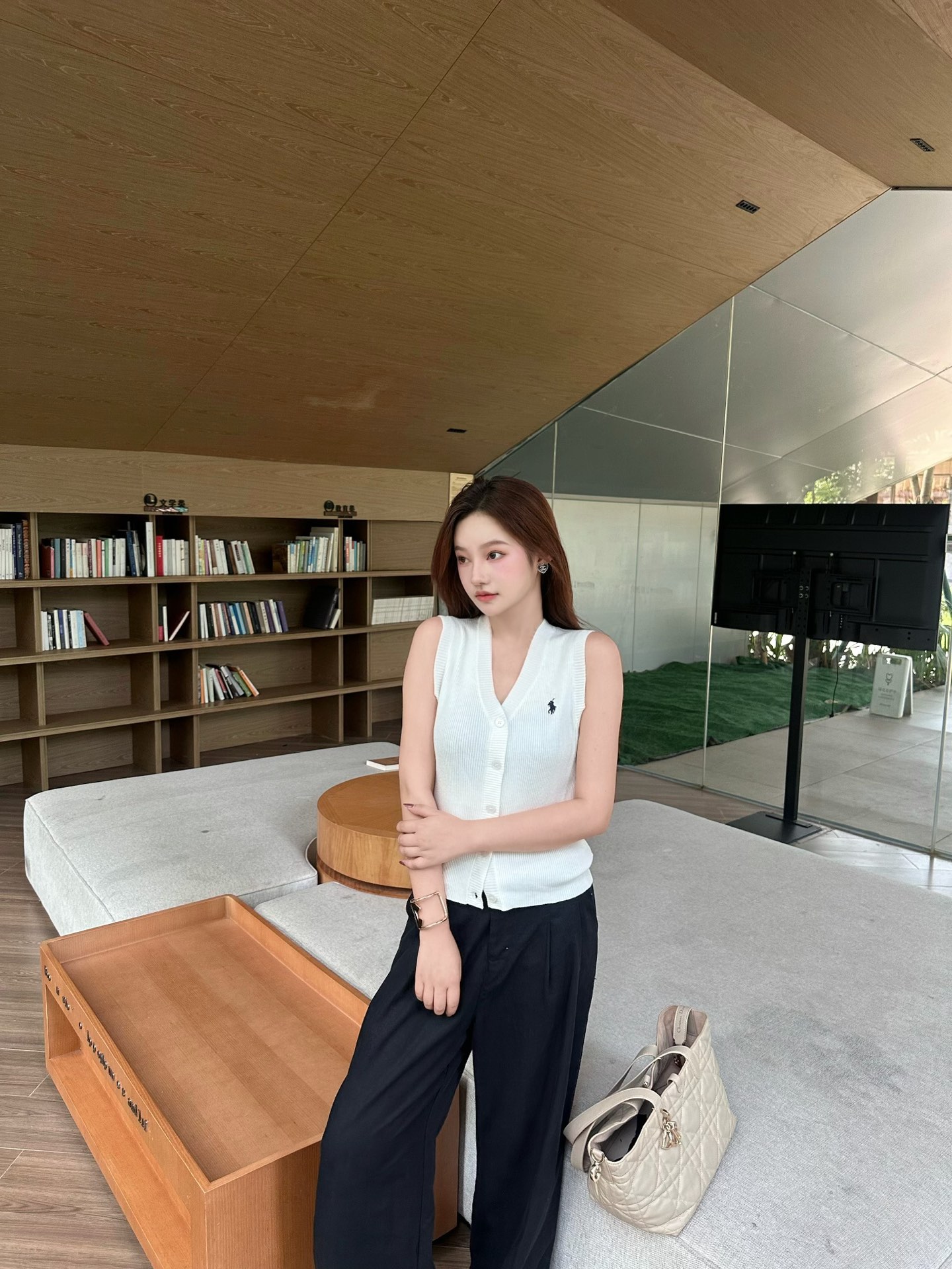 white vest ootd - 图片 4