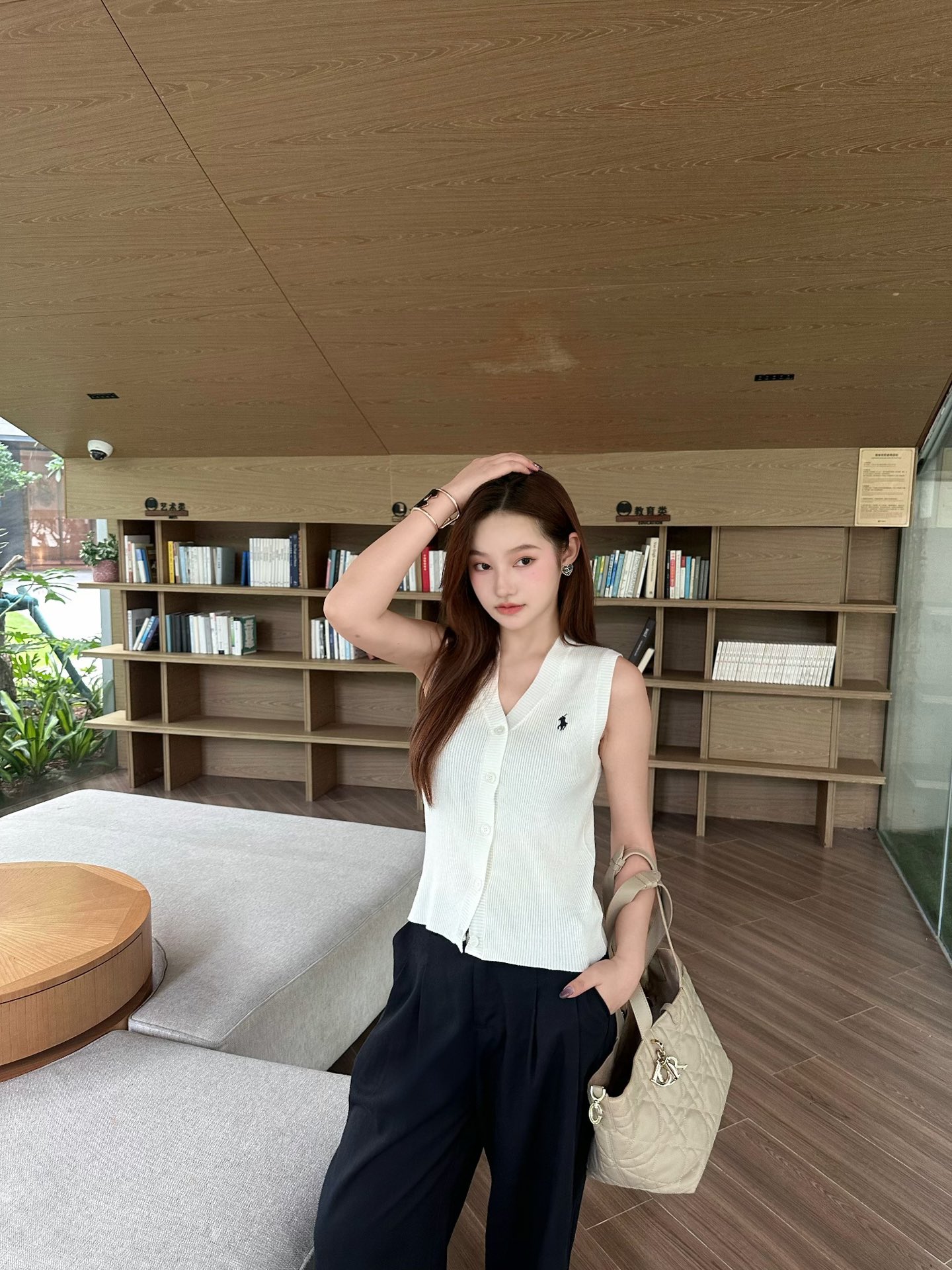 white vest ootd - 图片 9