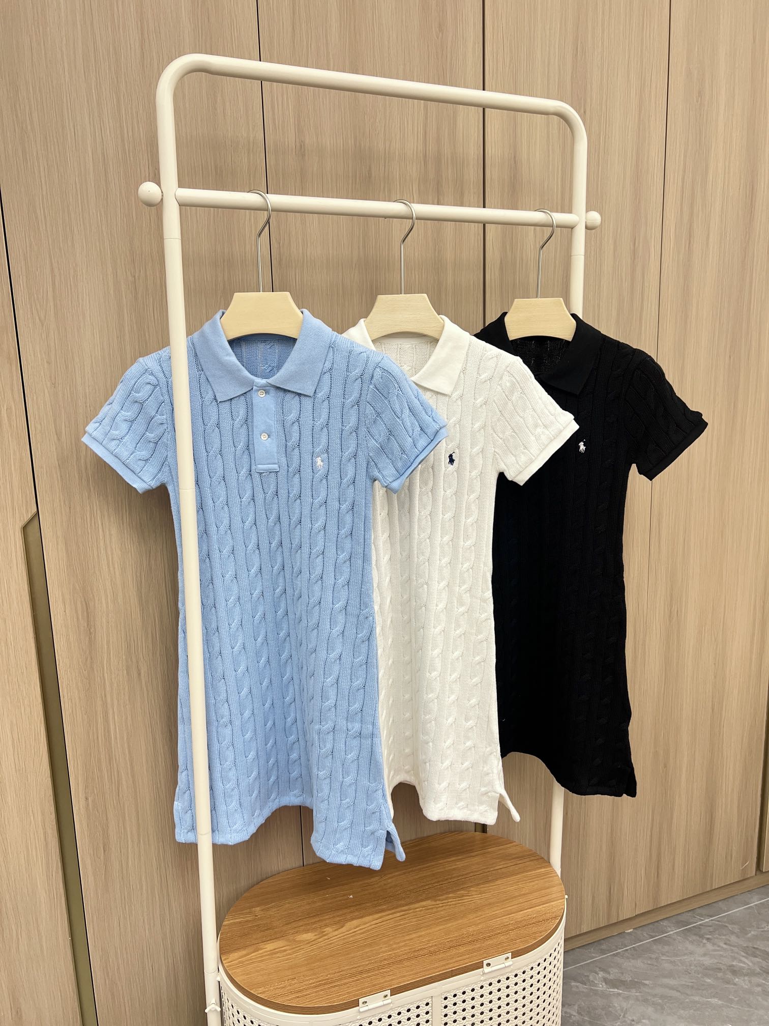 🛒新品上架‼️拉夫*早秋系列

超好看的polo翻领针织连衣裙
采用高品质纯棉纱线面料
非常软糯亲肤 拼