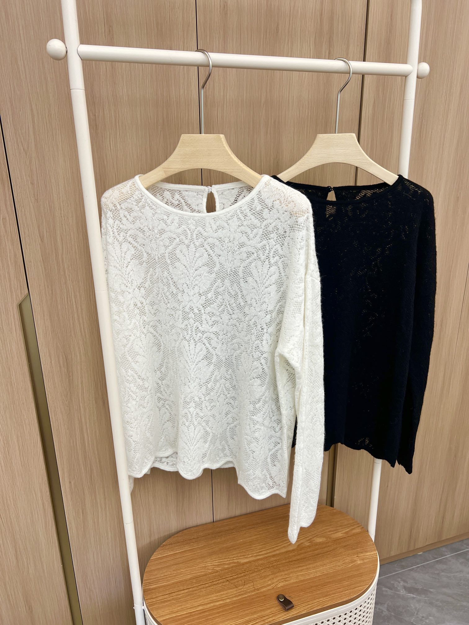 🛒新品上架‼️早秋提花羊绒针织衫

自带仙气秋季新品 
羊绒蕾丝肌理感提花温婉气质上衣
选用单股120支