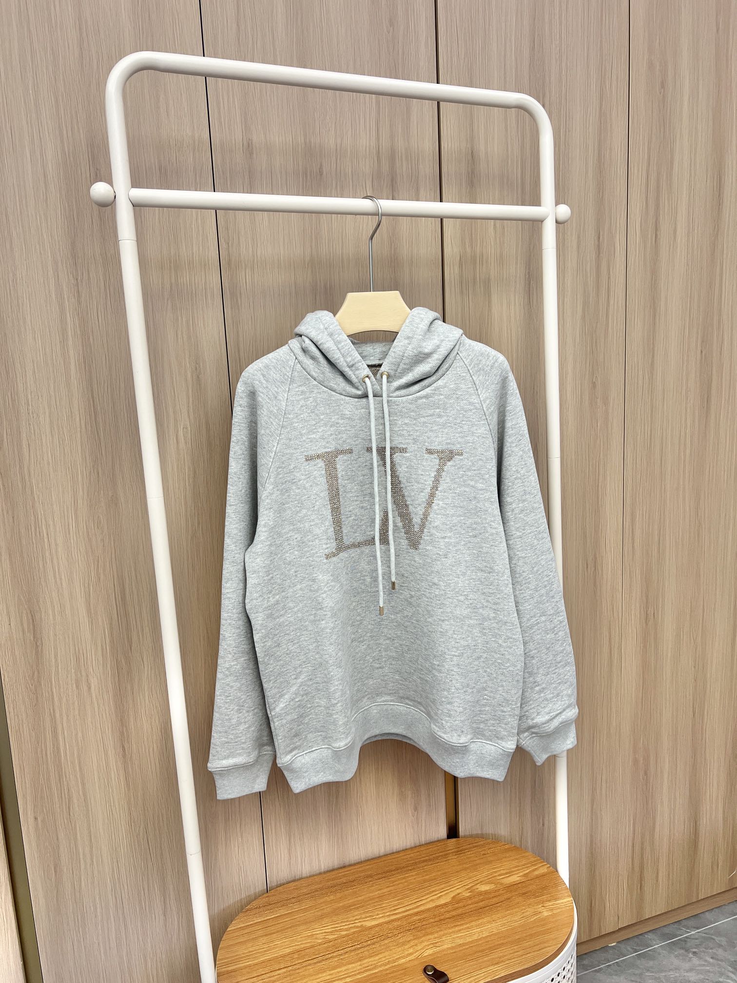 Sweat-shirt à Capuche Louis Vuitton Gris avec Logo Strass - Collection Automne Hiver