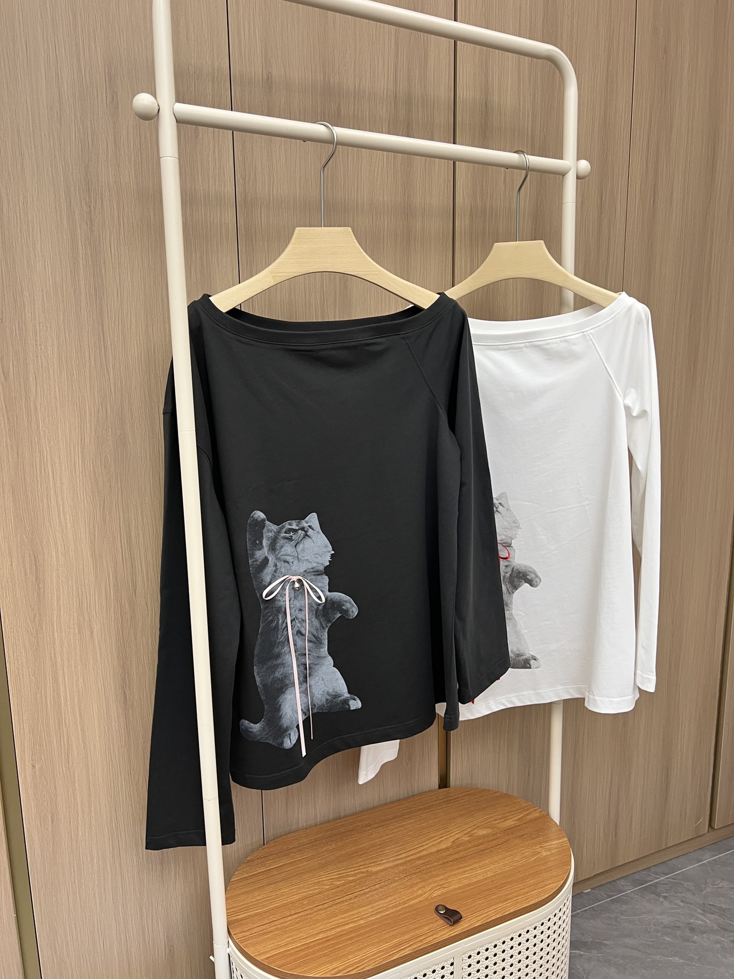 🛒新品上架‼️Markgong系列元版购入定制Lisa/张元英/刘雯同款单品超好看的猫咪🐈丝带铃铛长袖T