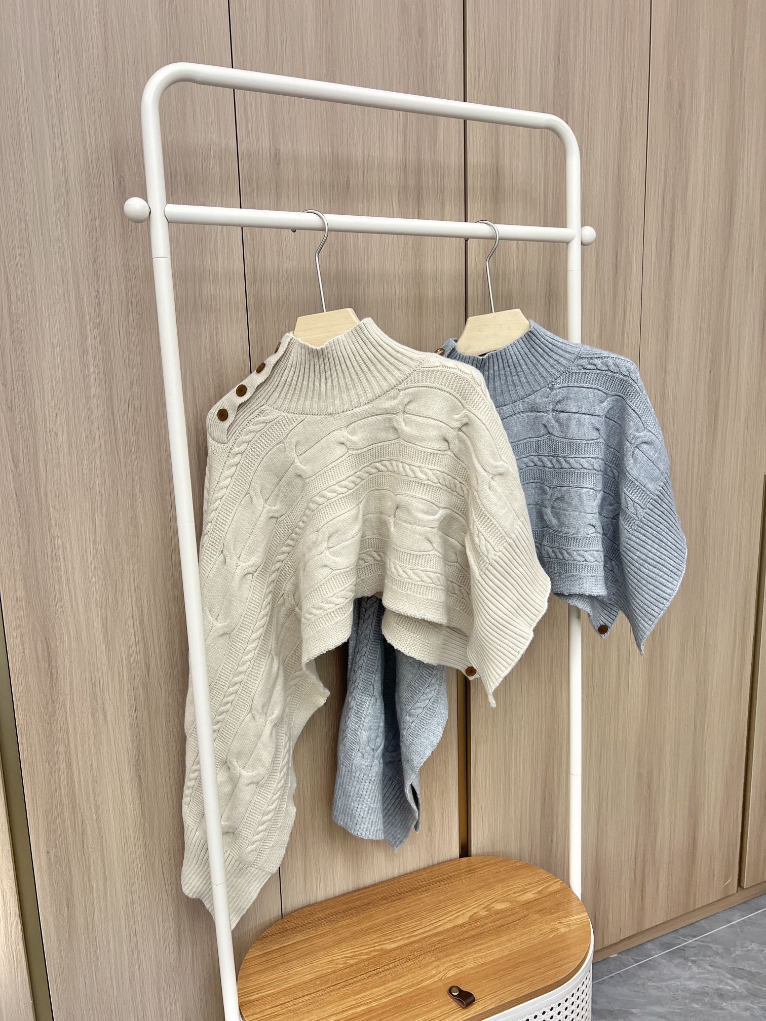 🛒新品上架‼️土星🪐Vivienne秋冬系列超火的斗篷披肩单品今年的西太后真的开挂了吗⁉️好多单品都是太