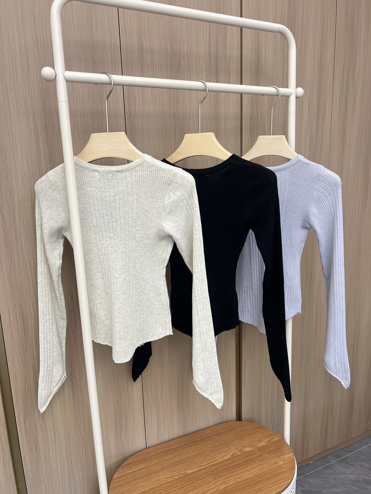 🛒现货发‼️土星🪐Vivienne西太后辣妹的针织单品粗细不同的针织拼接让整件衣服立体生动起来下摆V字剪