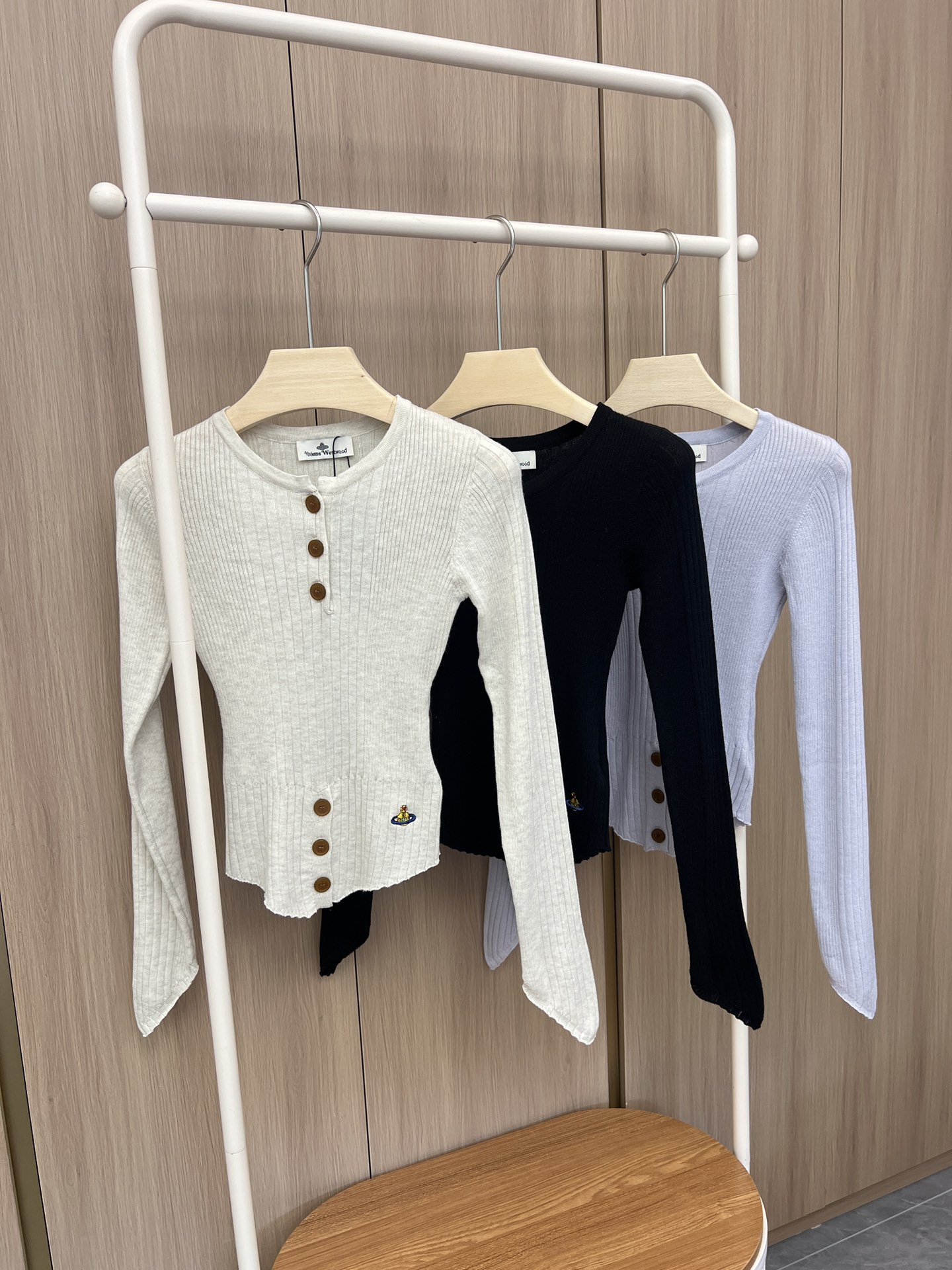 🛒现货发‼️土星🪐Vivienne西太后辣妹的针织单品粗细不同的针织拼接让整件衣服立体生动起来下摆V字剪