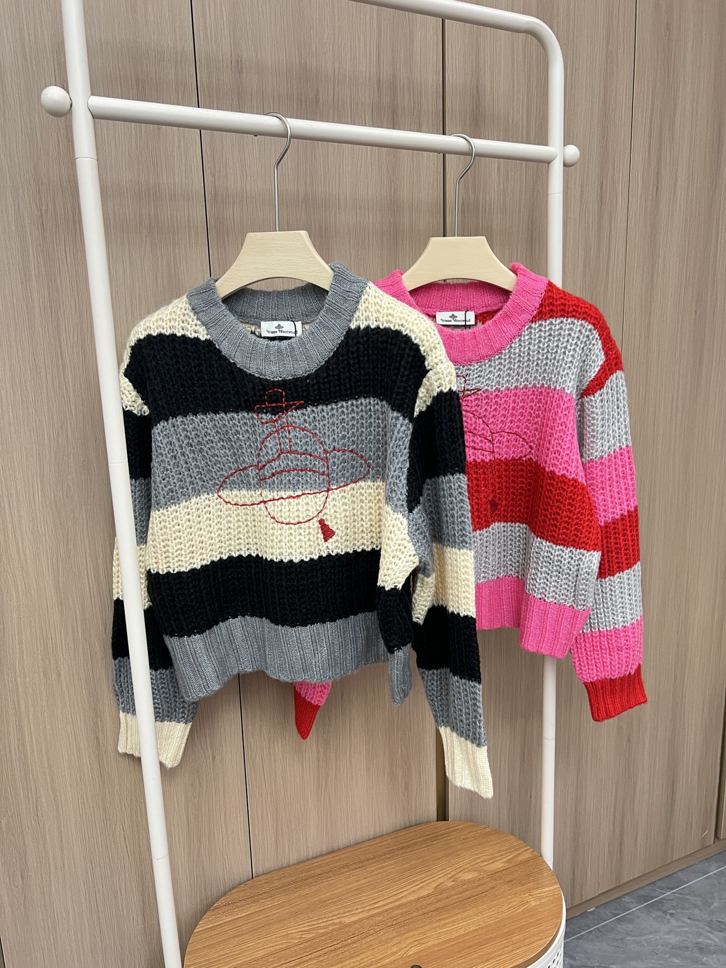 🛒新品上架‼️土星🪐Vivienne秋冬日本限定系列拼色毛衣今年的西太后开挂啦好多好看的衣服呢拼色宽松廓