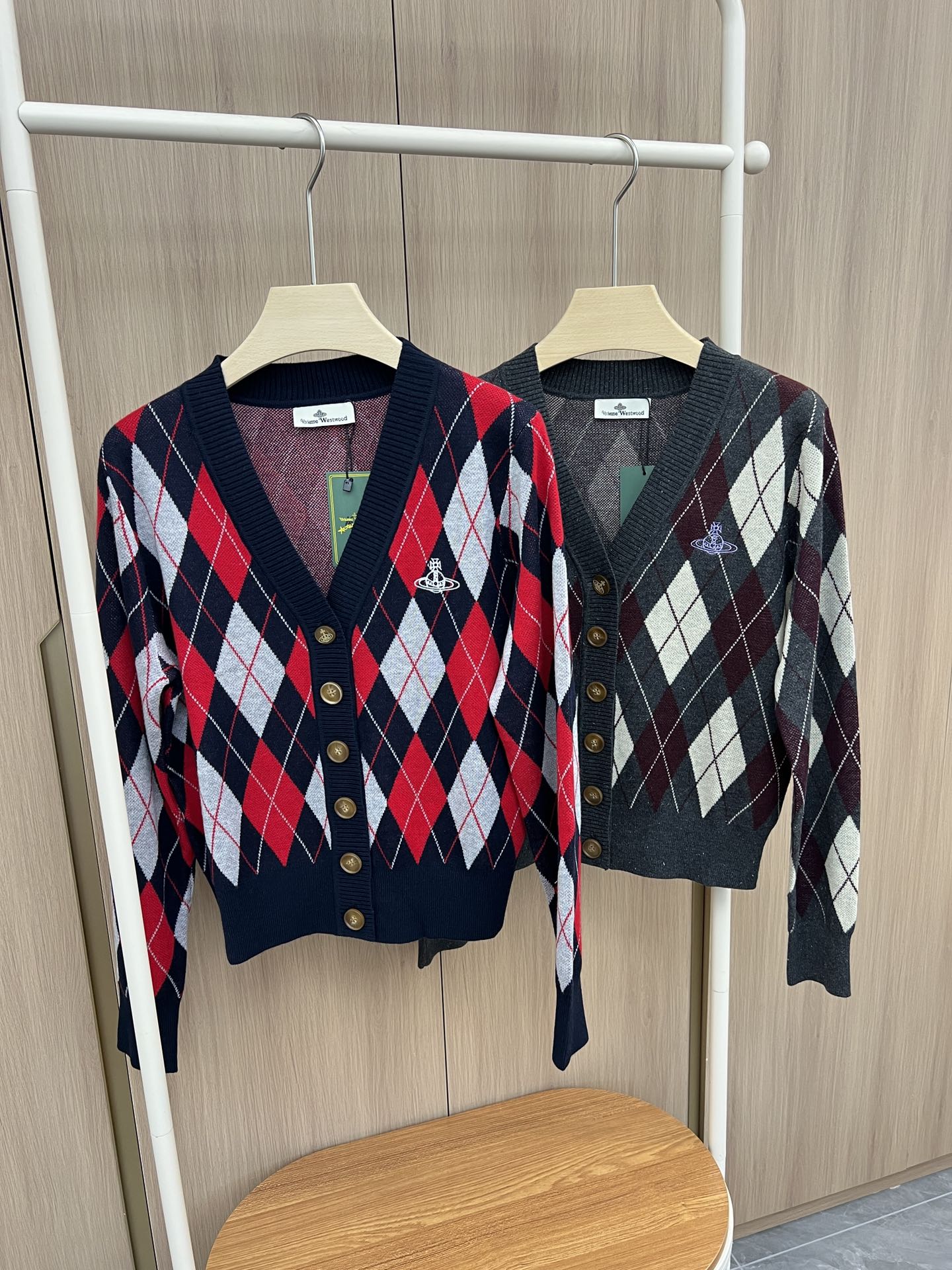 🛒新品上架‼️西太后🪐Vivienne秋冬今年的西太后真的开挂啦出了好多毛织 款款入人心呢这款针织开衫 