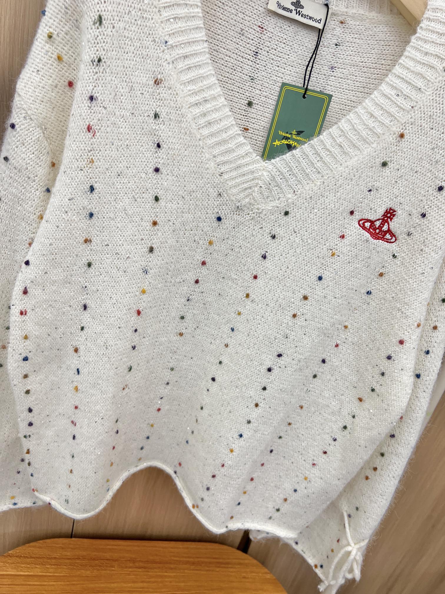 🛒新品上架‼️西太后🪐Vivienne秋冬超好看的白色基调毛衣彩色点点针织点缀大V领宽松版型 松弛感满满