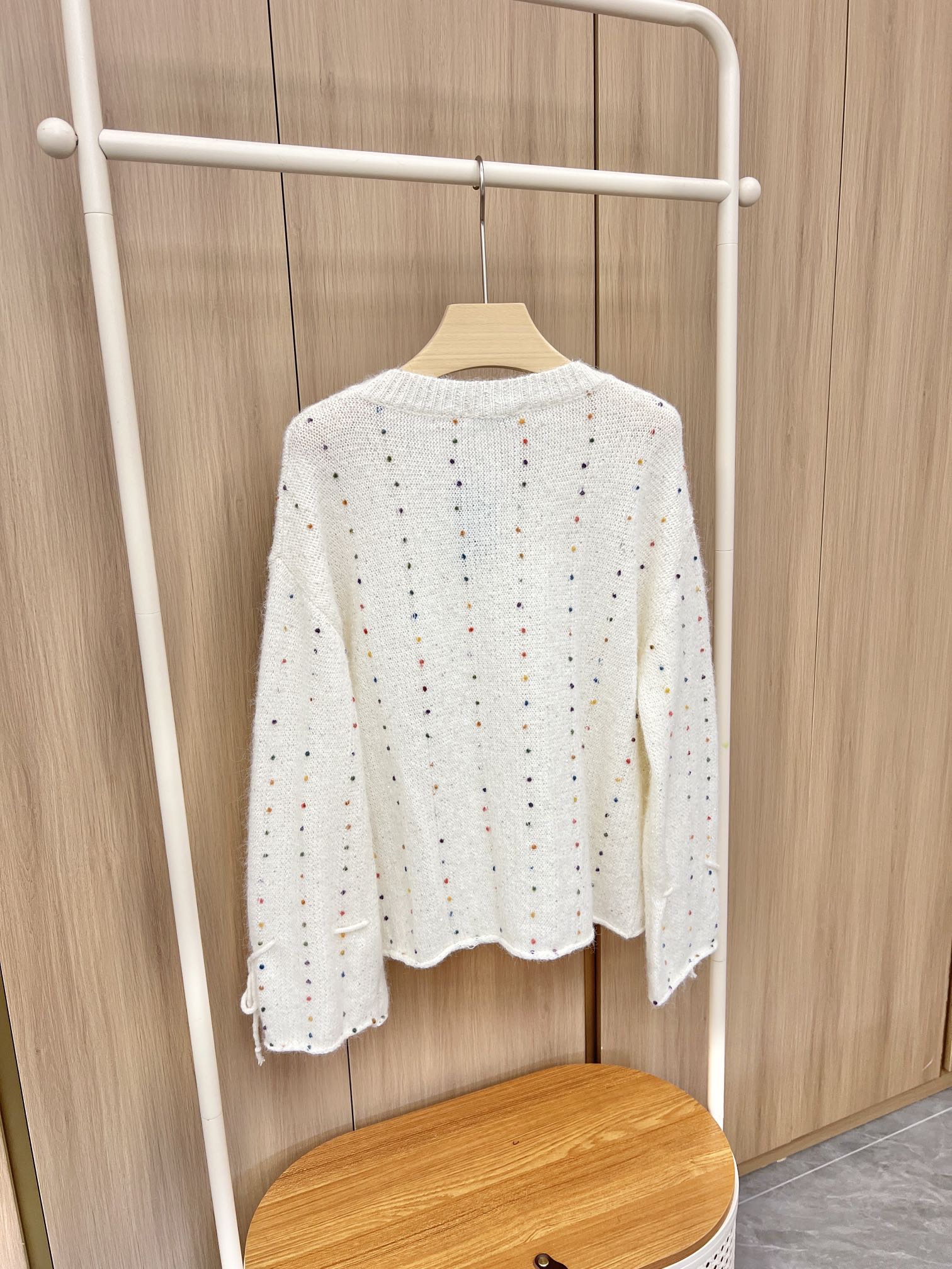 🛒新品上架‼️西太后🪐Vivienne秋冬超好看的白色基调毛衣彩色点点针织点缀大V领宽松版型 松弛感满满