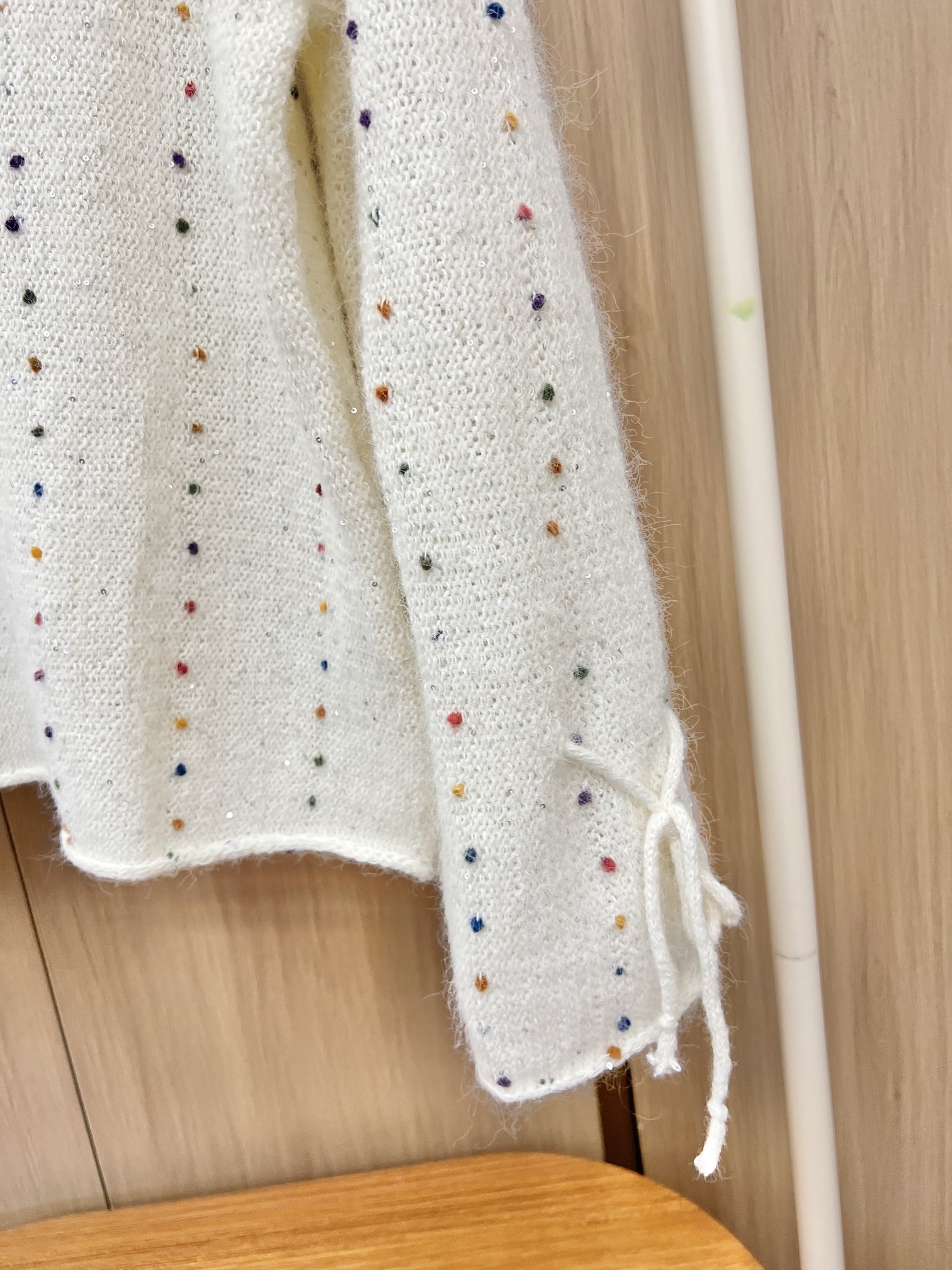 🛒新品上架‼️西太后🪐Vivienne秋冬超好看的白色基调毛衣彩色点点针织点缀大V领宽松版型 松弛感满满