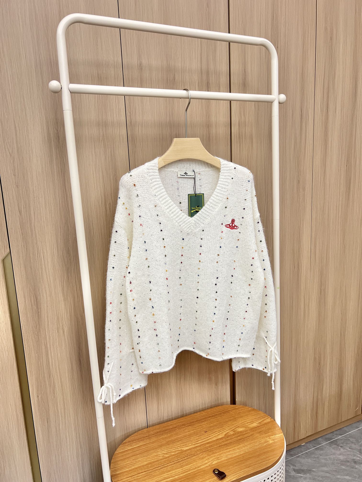 🛒新品上架‼️西太后🪐Vivienne秋冬超好看的白色基调毛衣彩色点点针织点缀大V领宽松版型 松弛感满满