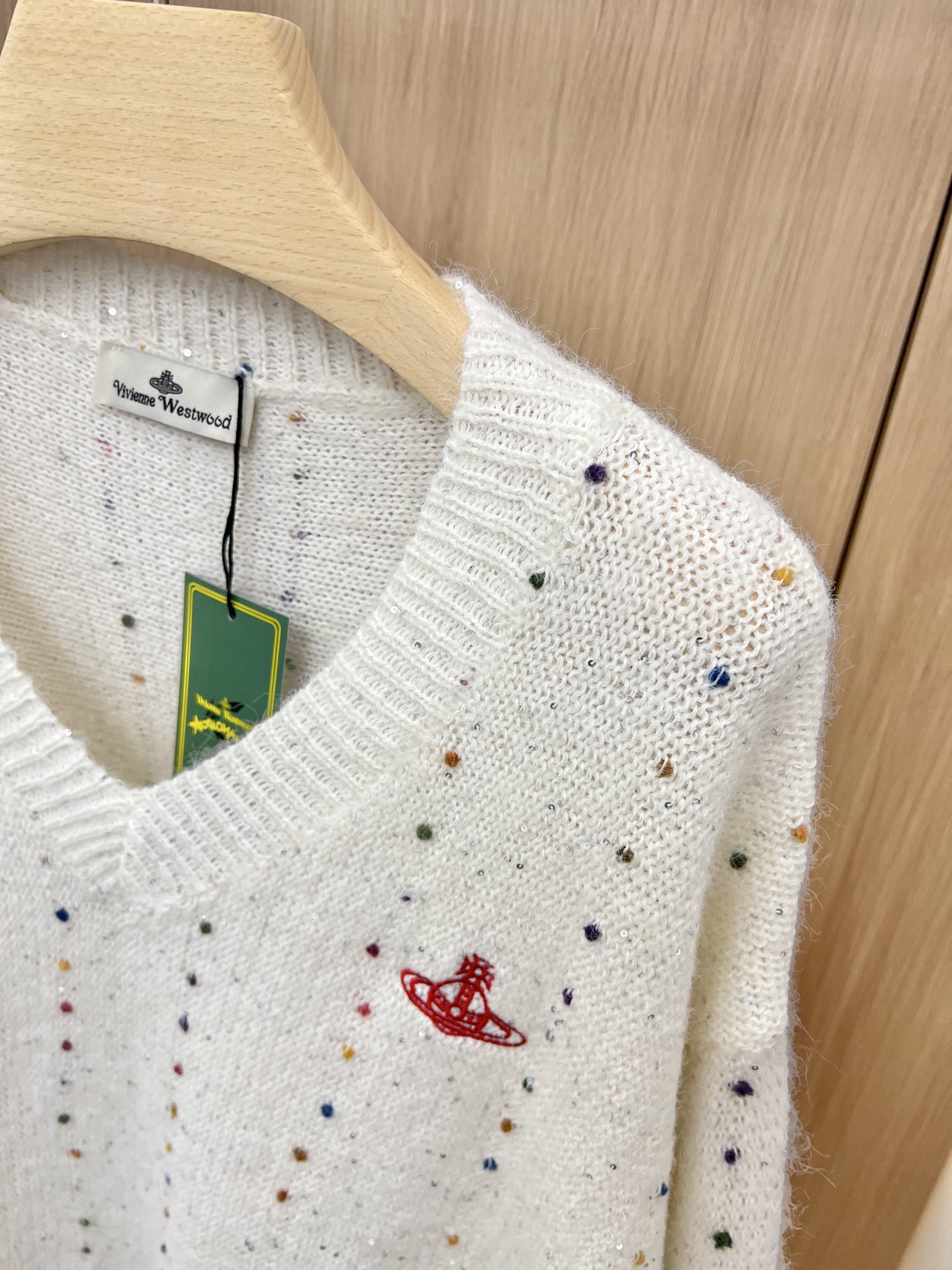 🛒新品上架‼️西太后🪐Vivienne秋冬超好看的白色基调毛衣彩色点点针织点缀大V领宽松版型 松弛感满满